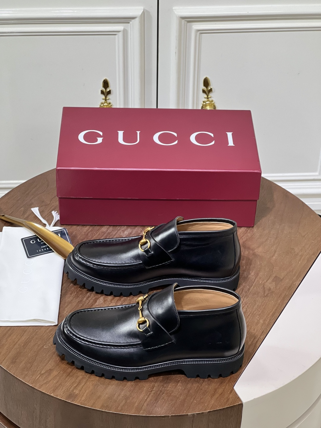 NO:850360,Gucci high-end horsebit thick-soled short boots/Chinese leather casual shoes!  The uppers are carefully selected from top-grade first-layer cowhide/suede cowhide. The fine texture is within reach and the texture is visible to the naked eye. The suede version of the suede version is fluffy and soft, breathable and not stuffy to the feet; the glossy version uses tumble pattern/crocodile pattern technology, which is stiff and stylish, and has a retro charm as time goes by. Each pair is a textured business card for walking.  The classic horsebit Loaf shoe style has an upgraded short boot design, which is super easy to put on and take off with one foot. The thick toothed outsole not only increases the height by 5cm+, but is also non-slip and wear-resistant, making it easy to handle all scenes such as commuting, leisure, and dating. Size38-46 550,,gucci,loafers,boots,cowhide19860909Gucci 高定马衔扣厚底短靴/中邦皮革休闲鞋！ 鞋面严选顶级头层牛皮/反绒牛皮,细腻纹理触手可及,质感肉眼可见.反绒款绒面蓬松柔软,透气不闷脚；光面款采用摔纹/鳄鱼纹工艺,挺括有型,越穿越有复古韵味,每一双都是行走的质感名片. 经典马衔扣乐福鞋型升级短靴设计,一脚蹬穿脱超方便,厚齿纹大底不仅增高5cm+,还防滑耐磨,轻松驾驭通勤、休闲、约会等全场景. Size38-46 550,,gucci,loafers,boots,cowhide,Men's shoes