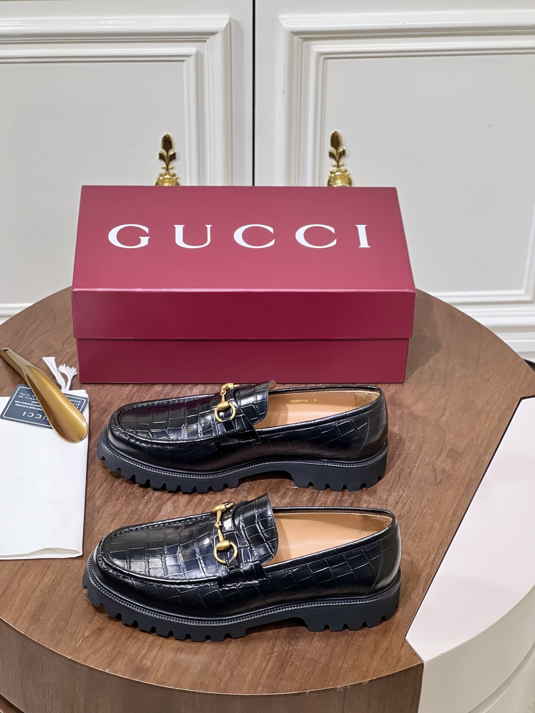 NO:850366,Gucci's new men's horsebit loafers are now available!  This classic platform platform loafer highlights the classic elegance and pays homage to the brand's heritage. It is made from high-quality imported calfskin leather/suede cowhide leather/washed and rubbed leather. The upper is decorated with thick stitching mark technology. European and American version. Very rugged modeling details. Classic gold metal horsebit decoration. Convenient slip-on way. Calfskin lining. High-definition embossed logo letter badge logo details.  The thick rubber outsole with thick tooth pattern not only increases the height by 5cm+, but is also non-slip and wear-resistant, making it easy to handle all scenes such as commuting, leisure, and dating. Multiple colors are available, easy and versatile, and comes with a full set of packaging!  Size38-46 450,,gucci,loafers,cowhide19860909Gucci 新款男士饰马衔扣男士乐福鞋出货 ！ 这款经典松糕厚底乐福鞋彰显经典优雅格调, 致意品牌身后传承 ,甄选优质进口小牛皮皮革/反绒牛皮皮革/水洗擦色皮革重工打造 鞋面装饰以加粗缝马克工艺 欧美版型 极具粗犷建模细节 搭配经典金色金属马衔扣装饰 便捷的一脚蹬穿脱方式 小牛皮内里 高清压纹logo字母徽章标识细节 加厚橡胶厚齿纹大底不仅增高5cm+,还防滑耐磨,轻松驾驭通勤、休闲、约会等全场景.多色可选,轻松百搭,配全套包装！ Size38-46 450,,gucci,loafers,cowhide,Men's shoes