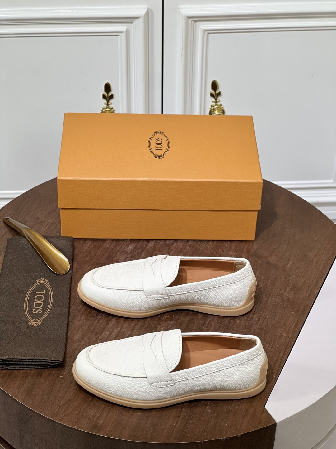 NO:850375,TOD'S high-end men's loafers are made of imported pebbled leather, embellished with TOD'S letters, with cowhide lining, and rubber bean soles that are stable, comfortable, casual and versatile. Size: 38-46 380,,Tod's,loafers,cowhide19860909TOD'S 高端男士乐福鞋一脚蹬 进口荔枝纹皮革制成,点缀TOD'S字母,搭配牛皮内里,橡胶豆豆鞋底平稳舒适休闲百搭. Size:38-46 380,,Tod's,loafers,cowhide,Men's shoes