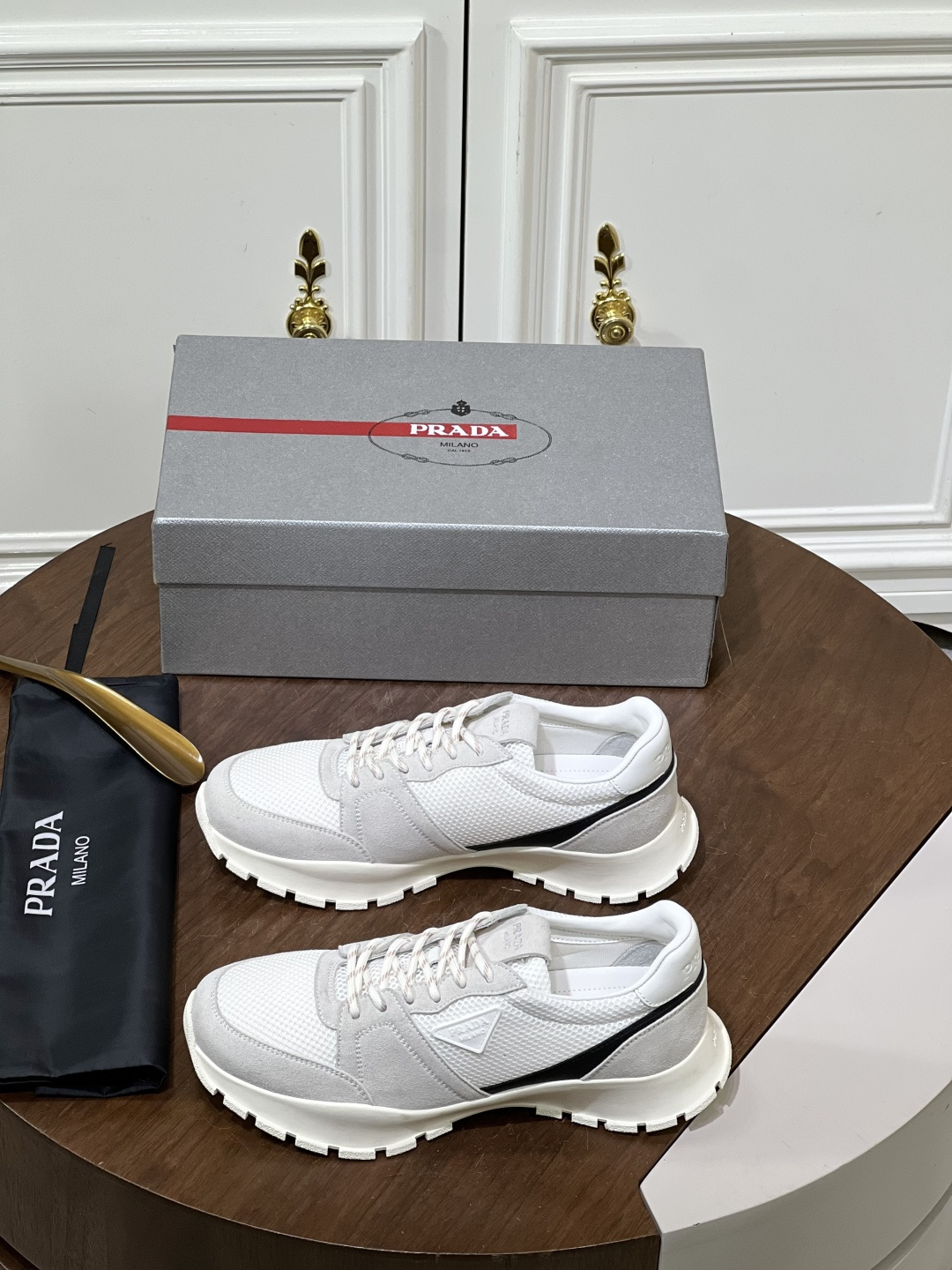 NO:850385,Prada's new men's spliced ​​casual sneakers. Contemporary lines and details reinterpret the classic sports style. Made of ultra-official material uppers, the inner foot pads are all cowhide, lightweight, breathable, practical and versatile. The tongue is decorated with the Prada Milano logo, and the logo print is embellished with the laces. It is paired with a two-color rubber sole to create a comfortable wearing experience. Comes with a full set of original packaging dust bag!  Size38-45 400,,prada,sneakers,cowhide19860909Prada 新款男士拼接休闲运动鞋. 当代风格线条与细节重新演绎经典的运动风格.采用超官网材质鞋面,内里垫脚全牛皮,轻便透气,实用百搭,鞋舌饰以Prada Milano标识,徽标印花点缀鞋带,搭配双色橡胶鞋底,缔造舒适的穿着体验.配全套原包装防尘袋！ Size38-45 400,,prada,sneakers,cowhide,Men's shoes