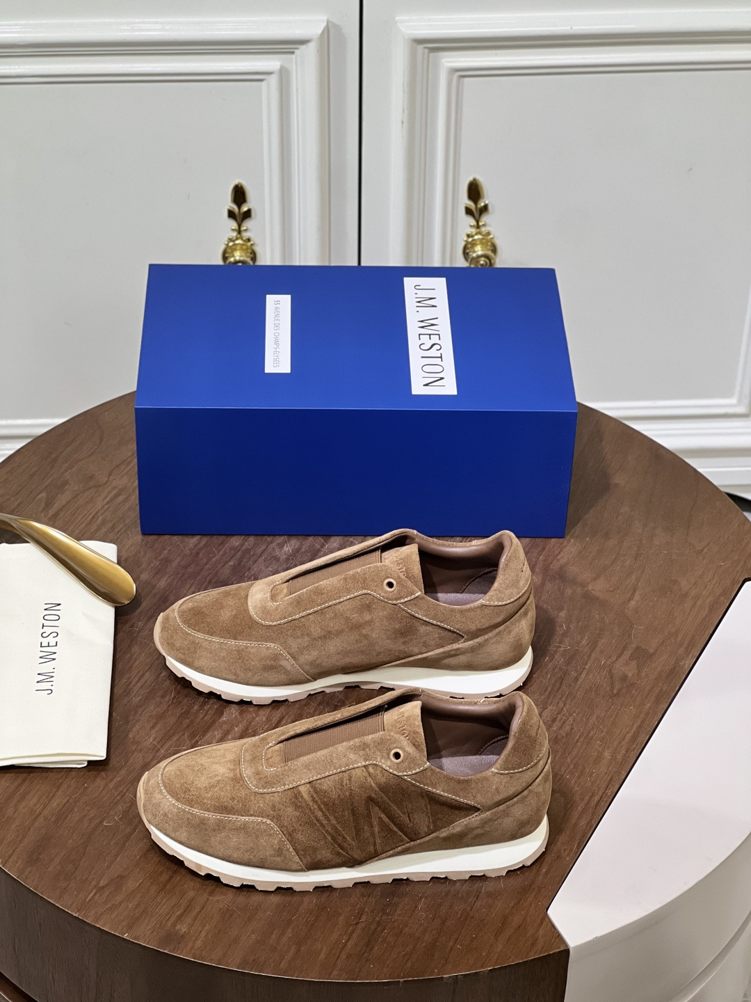 NO:850394,J.M.WESTON classic jogging shoes, men's lace-up casual shoes and sports shoes, grandly launch a new product. Selected imported Italian soft calfskin + suede. The prominent 'W' accessories on the outer waist are unobtrusive. The cowhide lining and insoles are also cowhide. EVA midsole and non-slip and wear-resistant RB outsole. Original shoe box packaging + dust bag. Size38-47 (order style), sneakers, cowhide19860909J.M.WESTON经典款慢跑鞋,男士系带休闲鞋运动鞋,隆重推出新秀. 精选进口意大利柔软小牛皮+搭配反绒 外腰显眼的“W”配饰个性不张扬,牛皮内里,鞋垫也是牛皮 EVA中底和防滑耐磨的RB大底 原版鞋盒包装+防尘袋. Size38-47（订单款）,,sneakers,cowhide,Men's shoes