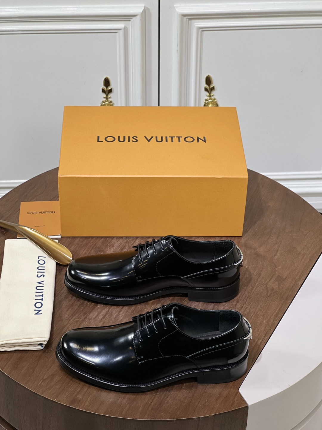 NO:850404,Louis Vuitton's classic leather loafers are shipped, heavily engineered to create high-end versions!  The upper of this loafer is embellished with LV decoration, and the heel is wrapped in smooth calf leather. The double-layer structural strap is made of smooth calf leather of the same color and decorated with LV brand element metal buckles. It has traditional Breck craftsmanship, hand-stitched upper, semi-Goodyear handmade leather and rubber combination outsole, and a full calf leather lining to enhance the comfort texture and anti-slip wear resistance!  Comes with complete set of original packaging and dust bag shoehorn!  Size38-46 500,,louis vuitton,louis vuitton,loafers,cowhide19860909Louis Vuitton经典皮革乐福鞋出货,重工打造高版！ 本款乐福鞋鞋面点缀 LV 装饰,后跟光滑小牛皮革包裹,双层结构饰带采用同色系光滑小牛皮装饰LV品牌元素金属扣,传统布雷克工艺,手缝鞋面,半固特异手工搭配皮革橡胶组合外底,全小牛皮内里垫脚,提升舒适质感和防滑耐磨性能！配全套原包装防尘袋鞋拔！ Size38-46 500,,louis vuitton,louis vuitton,loafers,cowhide,Men's shoes