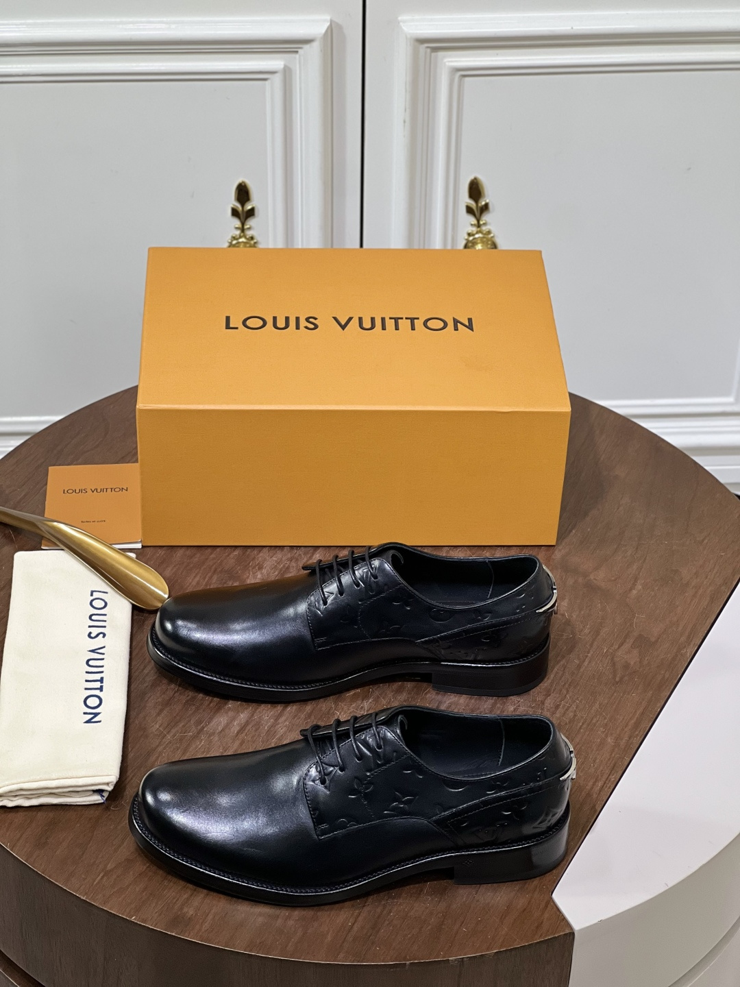 NO:886864,Louis Vuitton's classic leather loafers are shipped, heavily engineered to create high-end versions!  The upper of this loafer is embellished with LV decoration, and the heel is wrapped in smooth calf leather. The double-layer structural strap is made of smooth calf leather of the same color and decorated with LV brand element metal buckles. It has traditional Breck craftsmanship, hand-stitched upper, semi-Goodyear handmade leather and rubber combination outsole, and a full calf leather lining to enhance the comfort texture and anti-slip wear resistance!  Comes with complete set of original packaging and dust bag shoehorn!  Size38-46 500,,louis vuitton,louis vuitton,loafers,cowhide19860909Louis Vuitton经典皮革乐福鞋出货,重工打造高版！ 本款乐福鞋鞋面点缀 LV 装饰,后跟光滑小牛皮革包裹,双层结构饰带采用同色系光滑小牛皮装饰LV品牌元素金属扣,传统布雷克工艺,手缝鞋面,半固特异手工搭配皮革橡胶组合外底,全小牛皮内里垫脚,提升舒适质感和防滑耐磨性能！配全套原包装防尘袋鞋拔！ Size38-46 500,,louis vuitton,louis vuitton,loafers,cowhide,Men's shoes
