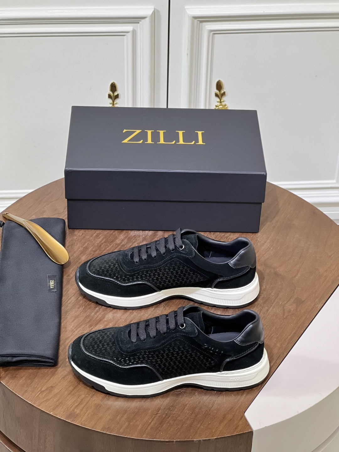 NO:850415,Zilli Italian men's handmade calfskin shoes. The upper material of this shoe is made of imported grained calfskin. When you push it up from the back of the leather, you can see very clear pores!  The inside is made of calf and will not slip or fade!  The outsole is made of rubber, which is light and comfortable on the foot!  Original box packaging, with shoe storage bag!  Size38-46 500,,cowhide19860909Zilli意大利男士手工小牛皮鞋. 此款鞋面面料采用进囗粒面摔纹小牛皮,从皮料反面顶起来会看到很清晰的毛孔！内里进囗小牛里,不打滑,不掉色！大底采用橡胶大底,上脚轻便舒适！原盒包装,配鞋履收纳袋！ Size38-46 500,,cowhide,Men's shoes