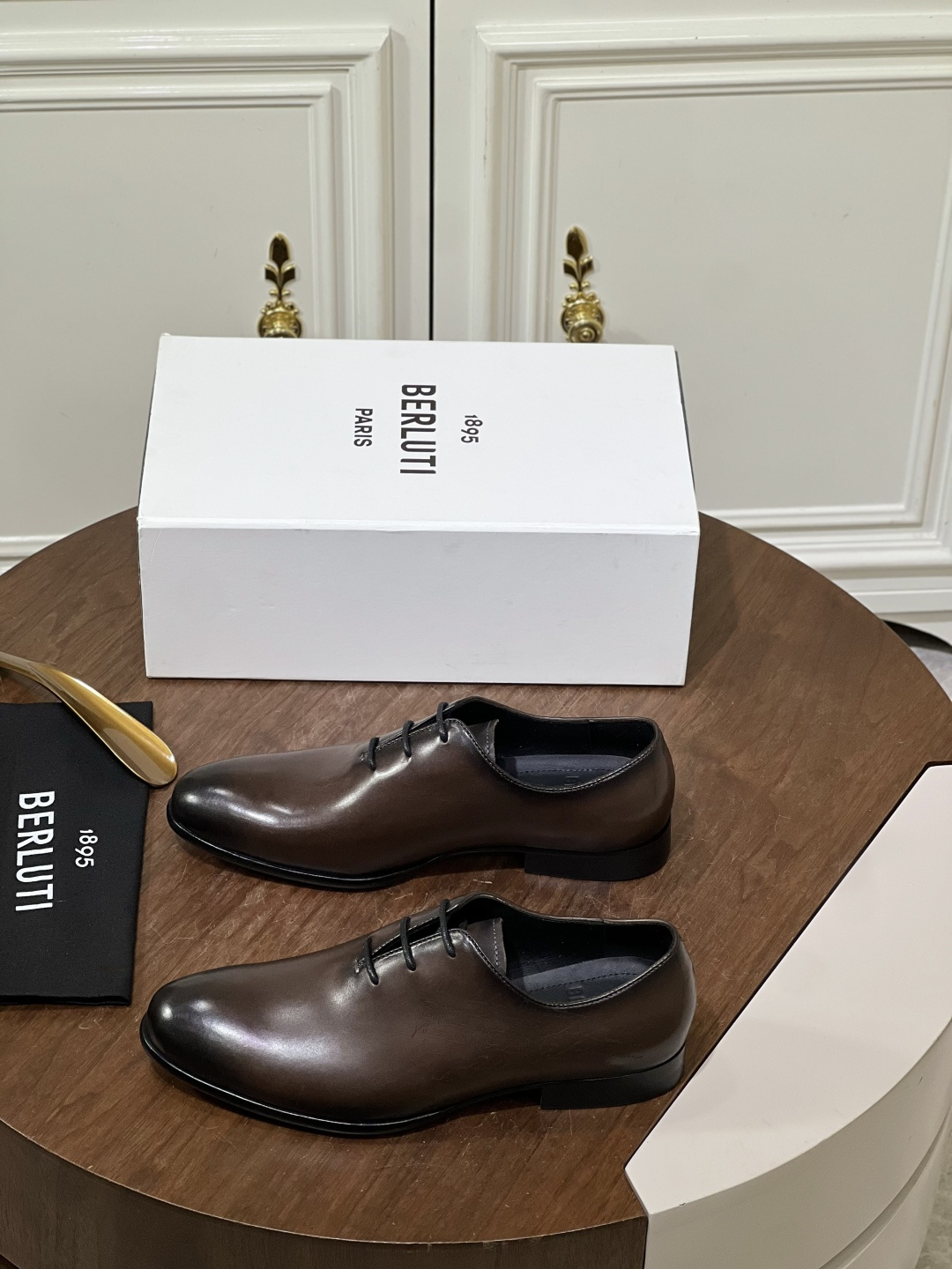 NO:850426,Berluti's top-quality hand-rubbed leather shoes. Men's business leather shoes. Outsole and upper are calfskin imported from Italy. Rubbing process. Calf lining inside. The sole is genuine leather outsole imported from Italy. Size38-46 680,,cowhide,Leather soles19860909Berluti 顶级手工擦色皮鞋 男士商务皮鞋 大底和鞋面意大利进口小牛皮 擦色工艺 内里小胎牛 底是意大利进口真皮大底 Size38-46 680,,cowhide,Leather soles,Men's shoes