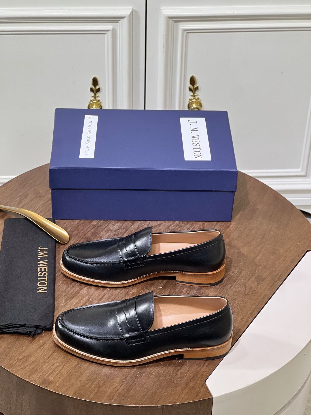 NO:886875,J.M. Weston men's business leather shoes, loafers, a century of French craftsmanship, every step is precipitation. Goodyear craftsmanship, from business to dinner, from dark brown to mustard yellow. A pair of J.M. Weston defines all important moments. J.M. Weston | More than just shoes, it is the craftsmanship that can be worn for a lifetime. The most popular French leather shoes, J.M.  Weston glossy oxford shoes. Hand-stitched, the texture is directly full. When leather shoes become an attitude, J.M. Weston is the answer. Every pair hides a century of elegance. Size39-44 (customized at 38.45.46.47), loafers19860909J.M. Weston男士商务皮鞋 乐福鞋 百年法式手工,每一步都是沉淀.固特异工艺,从商务到晚宴,从深棕到芥末黄.一双J.M. Weston,定义所有重要时刻. J.M. Weston｜不止是鞋,是可以穿一辈子的匠心.被问爆的法式皮鞋,J.M. Weston光面牛津鞋.手工缝线,质感直接拉满.当皮鞋成为一种态度,J.M. Weston就是答案.每一双,都藏着百年的优雅. Size39-44（38.45.46.47定制）,,loafers,Men's shoes