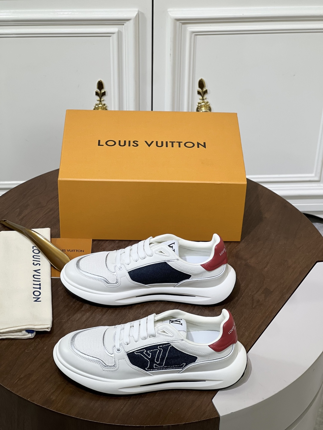 NO:886886,Louis Vuitton's new men's high-end casual sports shoes are made of imported first-layer cowhide leather with the original brand logo and ultra-light TPU outsole, which is wear-resistant and comfortable. Monogram lougou embellished rubber outsole, breathable mesh lining, versatile classic style!  Size39-44 (38.45.46 customized),,louis vuitton,sneakers,cowhide19860909Louis Vuitton新品男士高端休闲运动鞋 选用进口头层牛皮品牌logo原版超轻tpu大底,耐磨舒适,Monogram lougou点缀橡胶外底,透气网布内里,百搭经典款式！ Size39-44（38.45.46 定做）,,louis vuitton,sneakers,cowhide,Men's shoes