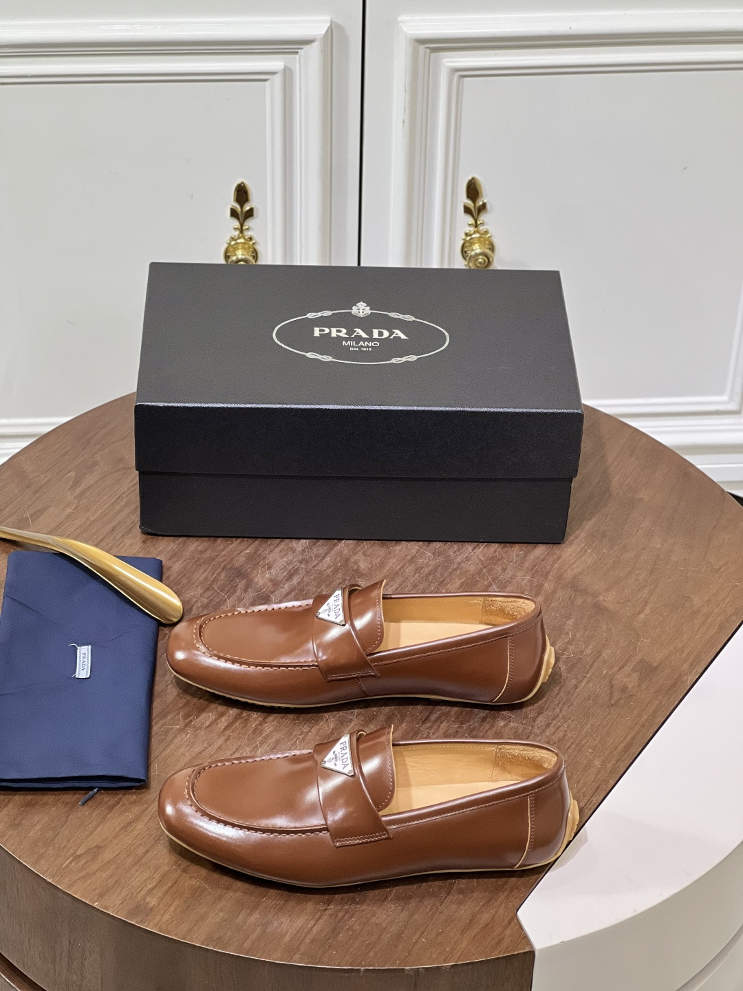 NO:886897,Prada high-end men's simple loafers. The iconic metal triangle logo on the front of the shoe body is engraved with the brand's classic logo. It has a lace-less cover-toe design and smooth and neat lines. It not only retains the sophistication of formal shoes, but also incorporates the casualness of casual shoes. It is suitable for a variety of wearing scenarios. Available with original packaging!  Size39-44 (customized at 38.45),, prada, loafers19860909Prada高端男士简约乐福鞋 鞋身正面的标志性金属三角形徽标,刻有品牌经典标识,无鞋带套脚设计,线条流畅利落,既保留了正装鞋的精致感,又融入了休闲鞋的随性,适配多种穿搭场景.配原包装发售！ Size39-44（38.45定做）,,prada,loafers,Men's shoes