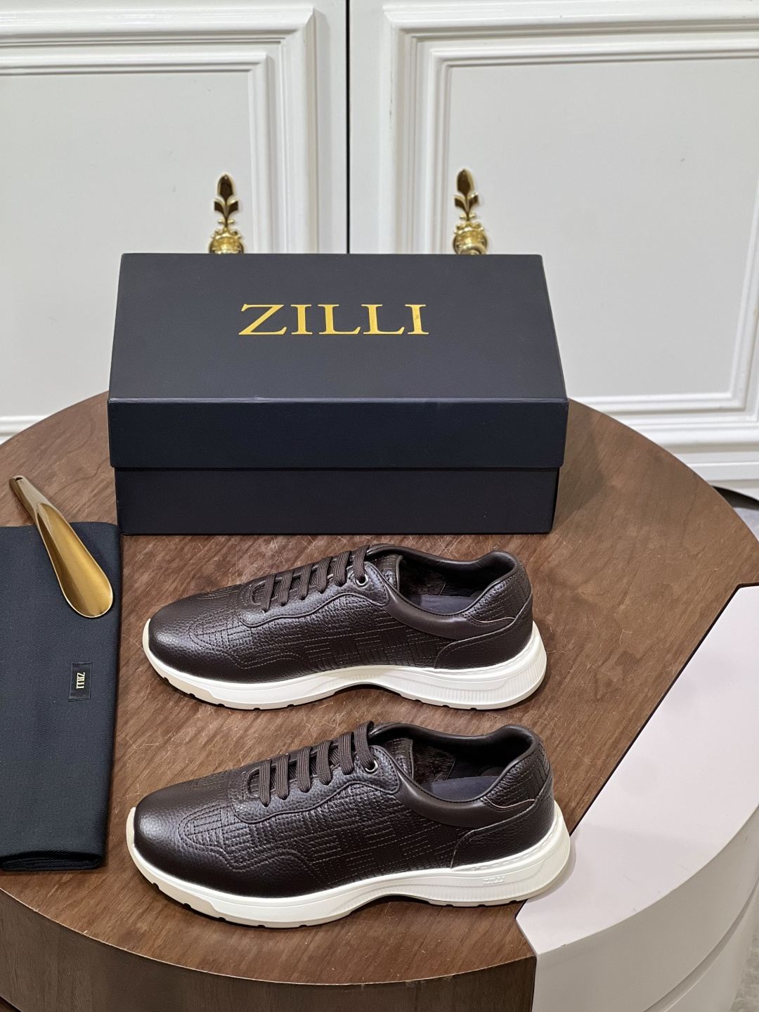 NO:886907,Zilli Italian men's handmade calfskin shoes. The upper material of this shoe is made of imported grained calfskin. When you push it up from the back of the leather, you can see very clear pores!  The inside is made of calf and will not slip or fade!  The outsole is made of rubber, which is light and comfortable on the foot!  Original box packaging, with shoe storage bag!  Size38-46 480,,cowhide19860909Zilli意大利男士手工小牛皮鞋. 此款鞋面面料采用进囗粒面摔纹小牛皮,从皮料反面顶起来会看到很清晰的毛孔！内里进囗小牛里,不打滑,不掉色！大底采用橡胶大底,上脚轻便舒适！原盒包装,配鞋履收纳袋！ Size38-46 480,,cowhide,Men's shoes