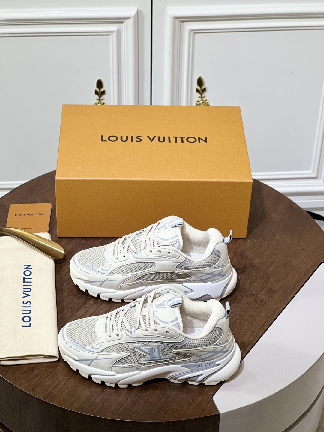 NO:886915,Louis Vuitton /Run 2.0 new men's sports shoes are made of mesh cowhide stitching, which is breathable and supportive. Thick rubber soles are cushioned and comfortable, and they are OK for daily wear or light exercise!  The LV logo on the side of the shoe is very recognizable, and the tongue and heel pull tabs are designed to make it easier to put on and take off. The overall design is simple and modern, versatile and not picky in style. Size38-46 390,,louis vuitton,louis vuitton,sneakers,cowhide19860909Louis Vuitton /Run 2.0新款男士运动鞋 采用网布牛皮拼接,透气又有支撑力.厚橡胶鞋底,缓震舒适,日常穿搭或轻运动都OK！鞋侧LV标志超有辨识度,舌和后跟拉环设计,穿脱更方便,整体简约现代,百搭不挑风格. Size38-46 390,,louis vuitton,louis vuitton,sneakers,cowhide,Men's shoes