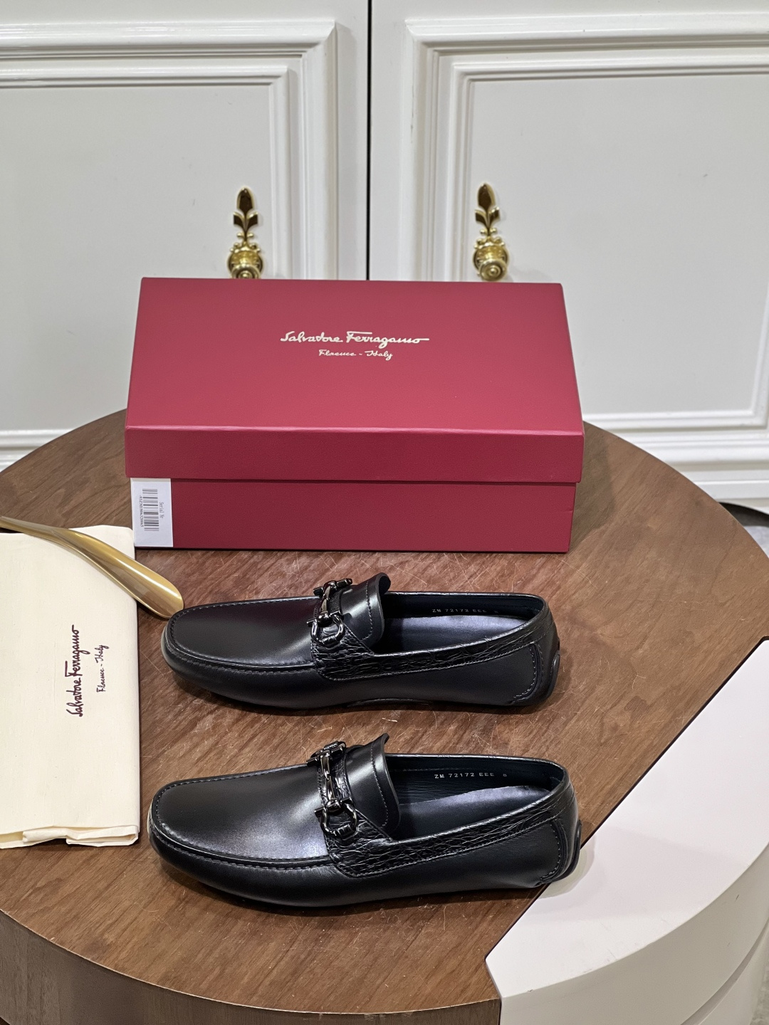 NO:886924,New Ferragamo high-end men's driving shoes. This model is made of imported calfskin. The traditional handmade upper creates a luxurious and refined atmosphere. It is embellished with iconic metal buckles and has a fetal cowhide lining. Size38-15,,ferragamo,cowhide19860909新品Ferragamo高端男士鞋 驾车鞋. 本款采用进口小牛皮,传统手工鞋面营造出奢华精致的气息.点缀标志性金属扣,胎牛皮内里. Size38-15,,ferragamo,cowhide,Men's shoes