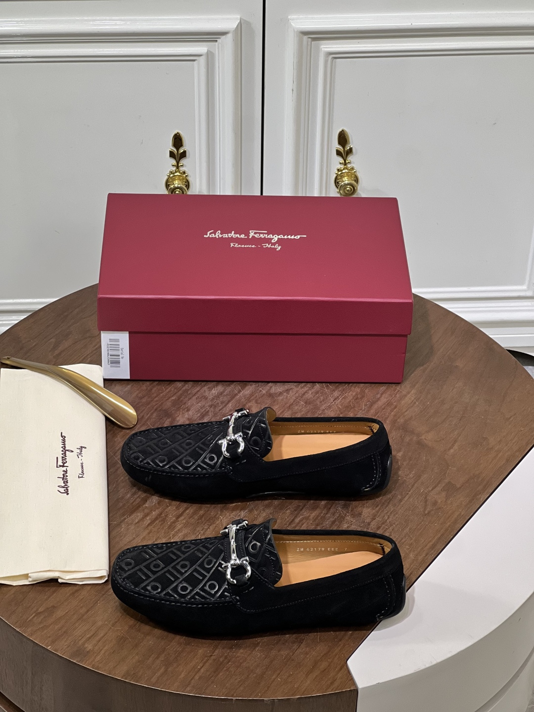 NO:886934,New Ferragamo high-end men's driving shoes. This model is made of imported calfskin. The traditional handmade upper creates a luxurious and refined atmosphere. It is embellished with iconic metal buckles and has a fetal cowhide lining. Size38-15,,ferragamo,cowhide19860909新品Ferragamo高端男士鞋 驾车鞋. 本款采用进口小牛皮,传统手工鞋面营造出奢华精致的气息.点缀标志性金属扣,胎牛皮内里. Size38-15,,ferragamo,cowhide,Men's shoes