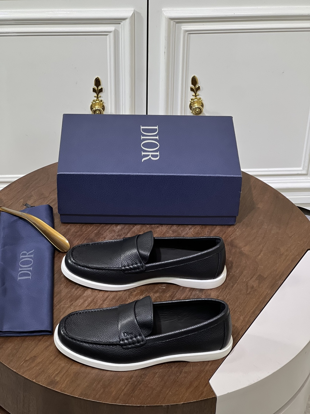 NO:886944,Diort Granville's new loafers. Crafted from supple calf leather, the upper is paired with a lightweight sole that adds a casual elegance to casual looks. Suede calf leather Calf leather Dior's signature on heel and front White rubber outsole engraved with cannage pattern. Size38-46 380,,dior,loafers,cowhide19860909Diort Granville 新款乐福鞋. 采用柔软小牛皮革精心制作,鞋面搭配轻盈的鞋底,为休闲装扮增添随意的优雅风范 绒面牛皮革 牛皮革 鞋跟和正面饰以 Dior's 标志 白色橡胶外底镌刻有藤格纹图案. Size38-46 380,,dior,loafers,cowhide,Men's shoes