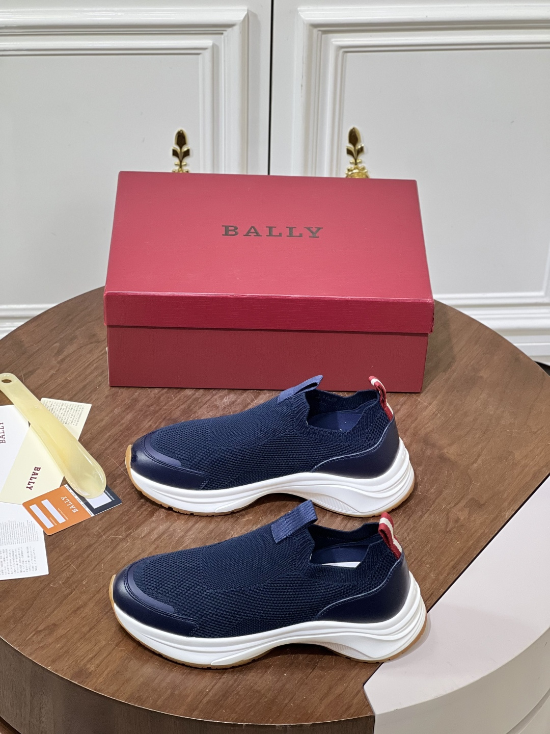 NO:889141,Bally/Spring and summer casual slip-on. Made of imported fly-knit breathable upper, the fabric is soft, delicate, comfortable and breathable. The upper is decorated with B's classic letter logo design, hand-stitching technology, hemming details, cowhide lining feet, and new V-bottom rubber combination outsole. Size39-45 380,,cowhide19860909Bally/春夏休闲一脚蹬. 采用进口飞织透气鞋面,面料柔软细腻舒适透气,鞋面饰以B家经典字母logo设计,手工缝线工艺,包边细节,牛皮内里垫脚,搭配新款V底橡胶组合大底. Size39-45 380,,cowhide,Men's shoes