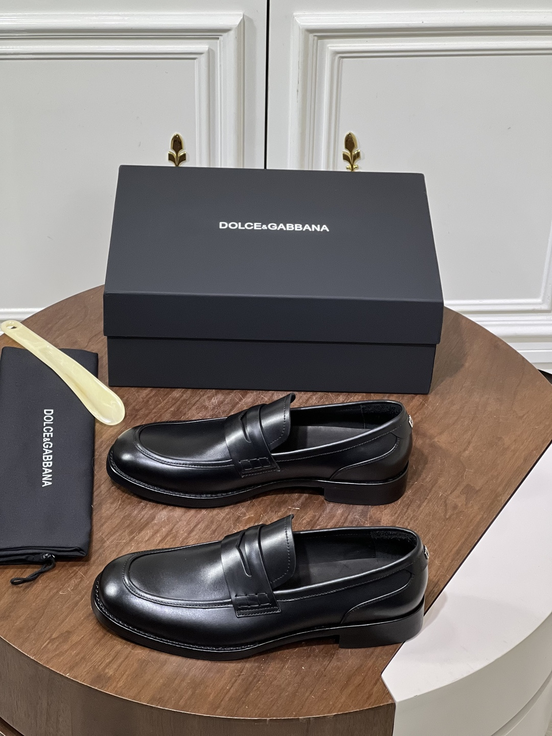 NO:889127,Dolce & Gabbana/Dolce & Gabbana D&G label Mino calfskin derby shoes!  Top original order quality!  Elegant calfskin loafers with DG styling logo on the upper. Exquisitely handcrafted, lightweight sole with unique calfskin trim and heel. Size38-46 480,,Dolce&Gabbana,Dolce&Gabbana,Dolce&Gabbana,cowhide19860909Dolce & Gabbana/杜嘉班纳 D&G 标牌 Mino 小牛皮德比鞋！顶级原单品质！ 小牛皮便鞋,风格优雅考究,鞋面点缀 DG 造型徽标.手工精艺、轻质鞋底别具一格,搭配小牛皮饰边与后跟. Size38-46 480,,Dolce&Gabbana,Dolce&Gabbana,Dolce&Gabbana,cowhide,Men's shoes