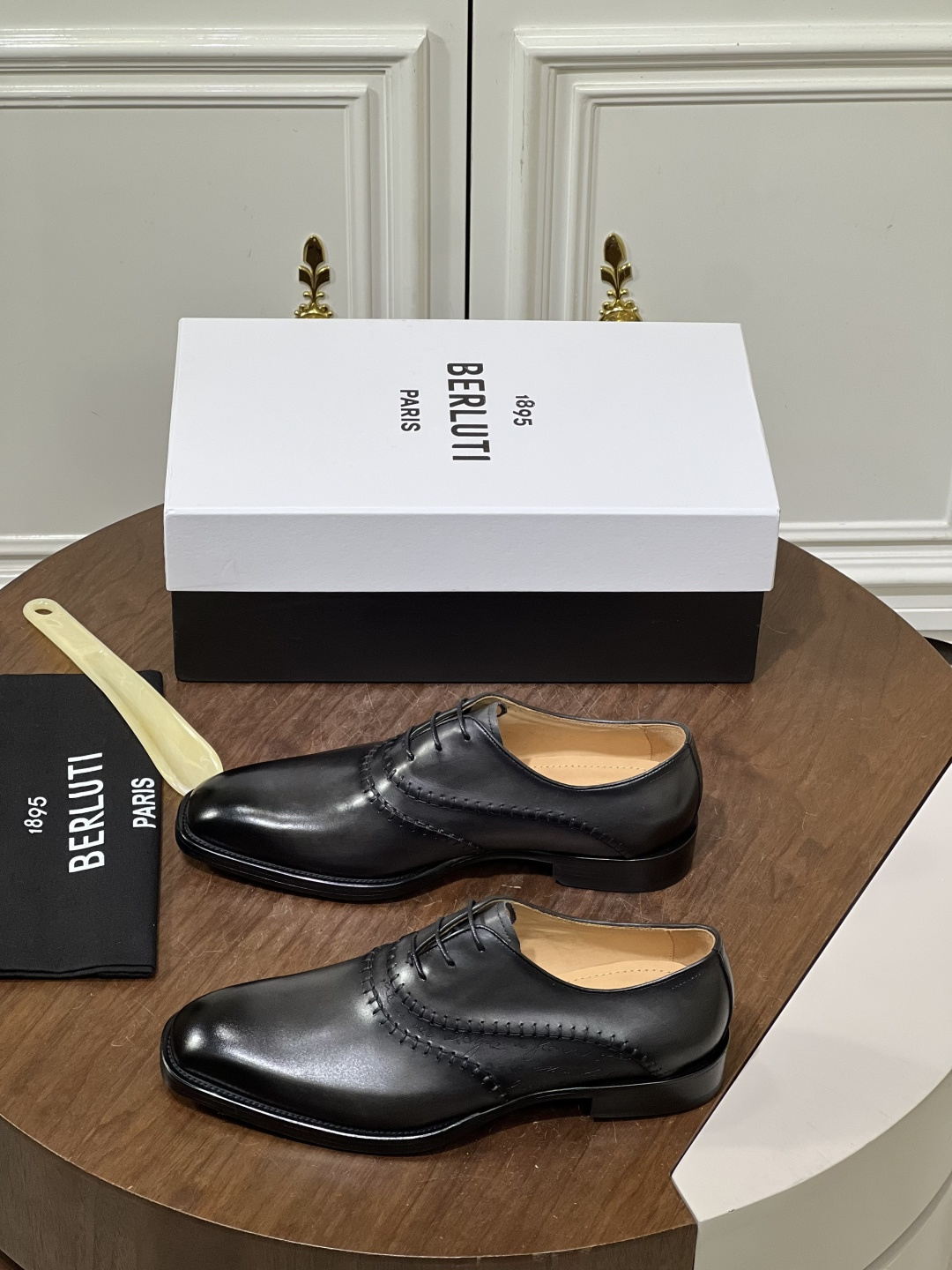 NO:889134,Berluti/Formal Shoes Handmade Business Leather Shoes. The uppers are made of imported cowhide, cowhide lining, and genuine leather outsole. Listen to the rhythm of wiping. Witness the gradual luster on the shoes. Each patient and meticulous process achieves the art of craftsmanship. Size: 38-46 550,,cowhide,Leather soles19860909Berluti/正装鞋履手工商务皮鞋 鞋面采用进口牛皮,牛皮内里,真皮大底 倾听擦拭的韵律.见证鞋履上的逐渐焕发的光泽,每一道耐心细致的工序,成就精益求精的匠心艺术. Size:38-46 550,,cowhide,Leather soles,Men's shoes