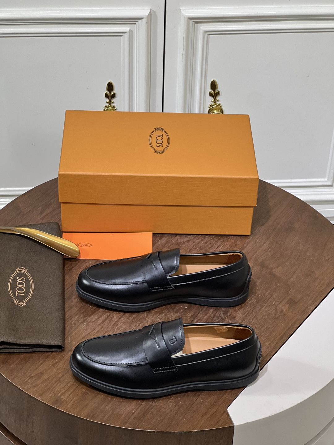 NO:889119,TOD’S boat shoes are made of fine calfskin. Breathable water-dyed cowhide lining is decorated with T letter pattern. The rubber sole is embellished with special three-dimensional details for a comfortable foot feel. Size38-46 380,,Tod's,cowhide19860909TOD’S船鞋以细腻小牛皮制成. 透气水染牛皮内里,饰以T字母图案,橡胶鞋底点缀特别的立体感细节,脚感舒适. Size38-46 380,,Tod's,cowhide,Men's shoes