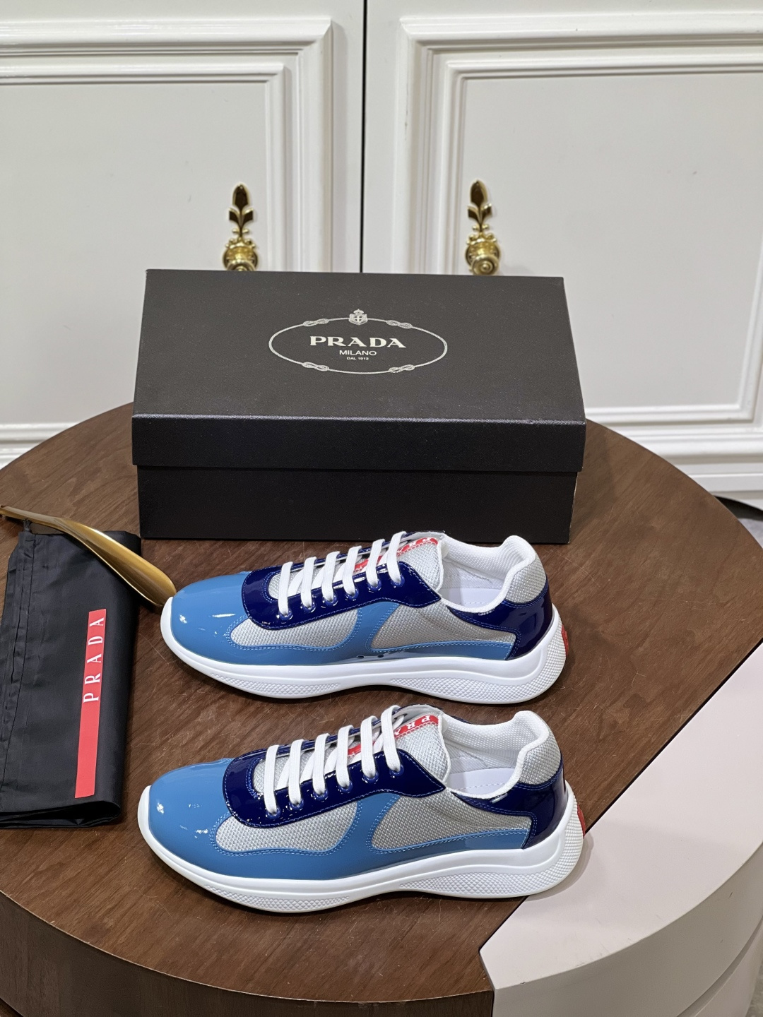 NO:956051,Prada's new patent leather sneakers are embedded with Bike fabric, inspired by classic aesthetic concepts. The tongue and sole are decorated with the recognizable Prada Linea Rossa logo, further enhancing the style ~ Size39-44 (customized at 38.45.46.47),, prada, prada, sneakers19860909Prada普拉 d新款漆面皮革运动鞋 内嵌Bike织物,灵感源自经典美学理念.鞋舌和鞋底饰以富有辨识度的Prada Linea Rossa标识,进一步提升格调~ Size39-44（38.45.46.47定制）,,prada,prada,sneakers,Men's shoes