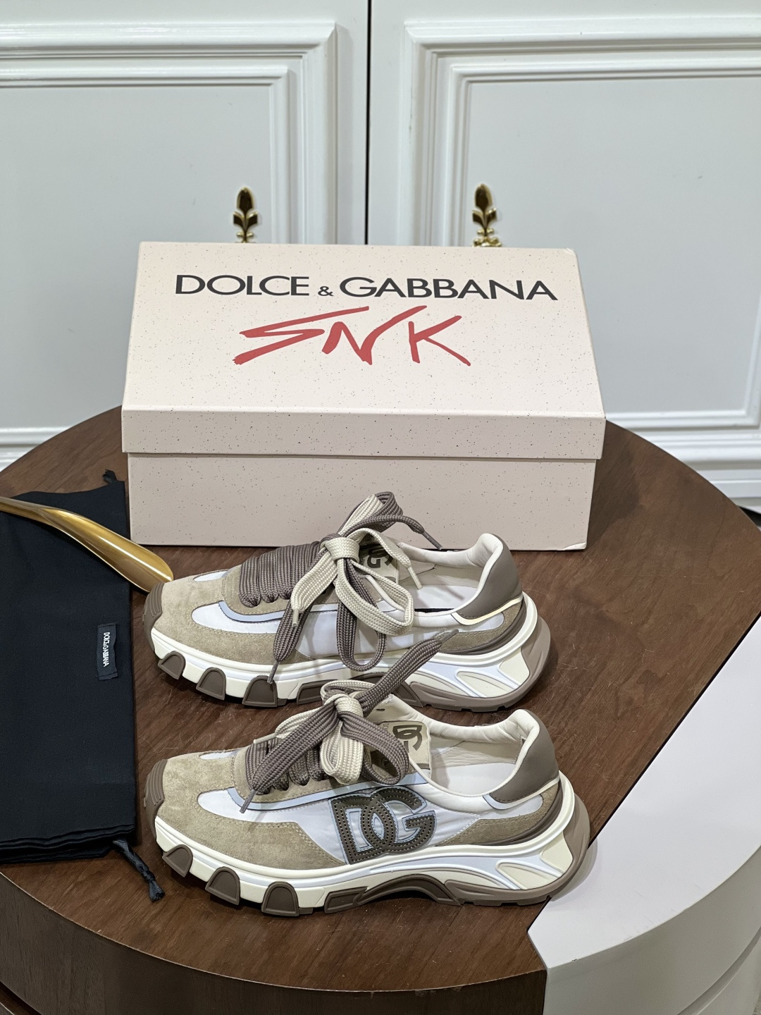 NO:956059,DG's new product Dolce & Gabban* Country Road thick-soled dad shoes, a luxury retro functional trend. A series of heavyweight sports shoes with light luxury outdoor style. Select suede nubuck leather, smooth punched calfskin, mesh, multi-material composite splicing, with two-color thick shoelaces, different colors with differentiated leather textures, same-color cowhide embossed logo splicing tail fin embellishment to echo the overall tone, brand logo tongue,  The side of the shoe body is decorated with a three-dimensional leather logo and a large DG logo. The tongue and insole are simultaneously printed with the brand logo for full recognition; thickened, wide and flat thick shoelace design, original logo cowhide latex foot pads, comfortable and skin-friendly, anti-kick design on the toe box  , lightweight, segmented gear serrated rubber outsole, anti-slip grip performance benchmarked against professional outdoor shoes; invisible height increase of 4-5cm, optimized arch support, whether it is for daily outings, matching casual clothes, or adding a sense of luxury to the style, it can be easily controlled, taking into account the texture of street wear and the comfort of long-term walking, it is a must-have item for high-end casual wear!  Sold in original packaging!  Multiple colors to choose from!  Size39-44 (customized at 38.45.46),,Dolce&Gabbana,Dolce&Gabbana,sneakers,cowhide19860909DG 家新品Dolce &Gabban* 杜嘉～班纳 奢华复古机能风潮 Country Road 厚底老爹鞋 轻奢户外风的重磅运动鞋系列 甄选反绒磨砂牛皮、光滑冲孔小牛皮、网面、多材质复合拼接,搭配双色粗鞋带,不同配色搭配差异化皮料质感,同色牛皮压印logo拼接尾翼点缀呼应整体色调,品牌徽标鞋舌, 鞋身侧面饰以立体皮标 DG大Logo,鞋舌、鞋垫同步印有品牌徽标,辨识度拉满；加厚宽扁粗鞋带设计 原版徽标牛皮乳胶垫脚 舒适亲肤 鞋头防踢设计 、轻便、分段式齿轮锯齿橡胶大底,防滑抓地性能对标专业户外鞋；隐形增高4-5cm,优化足弓支撑,无论是日常出街,搭配休闲服饰,还是为造型增添轻奢感,都能轻松驾驭, 兼顾街头穿搭质感与长时行走舒适度,是高端休闲穿搭的刚需单品！ 原包装发售！ 多色选！ Size39-44（38.45.46定做）,,Dolce&Gabbana,Dolce&Gabbana,sneakers,cowhide,Men's shoes