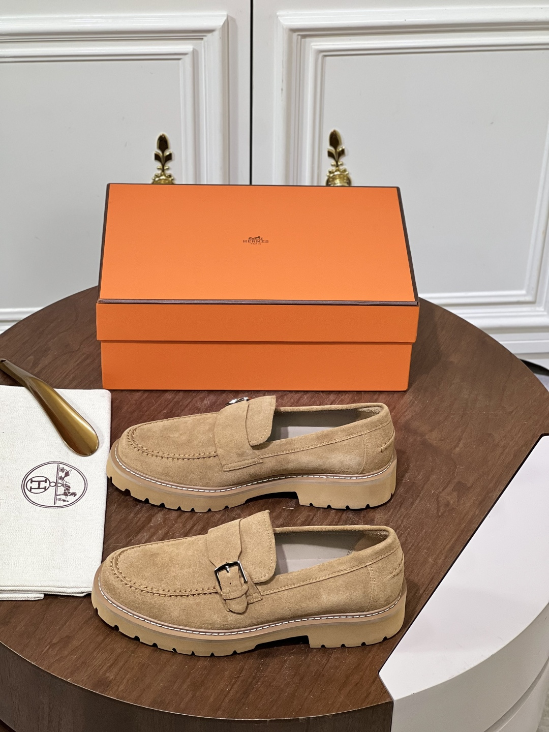 NO:956066,Hermes men's cowhide loafers, calfskin loafers, uppers with Kelly plated shoe buckles, genuine leather edges and wear-resistant foam outsole, creating a bold urban style. Imported cowhide + cowhide lining Size: 39-44 (customized at 38.45), hermes, loafers, cowhide19860909Hermes 男士牛皮乐福鞋 小牛皮乐福鞋皮鞋,鞋面Kelly镀层鞋扣,真皮沿边搭配耐磨发泡大底,打造大胆都市风格. 进口牛皮+牛皮内里 Size:39-44(38.45定制）,,hermes,loafers,cowhide,Men's shoes