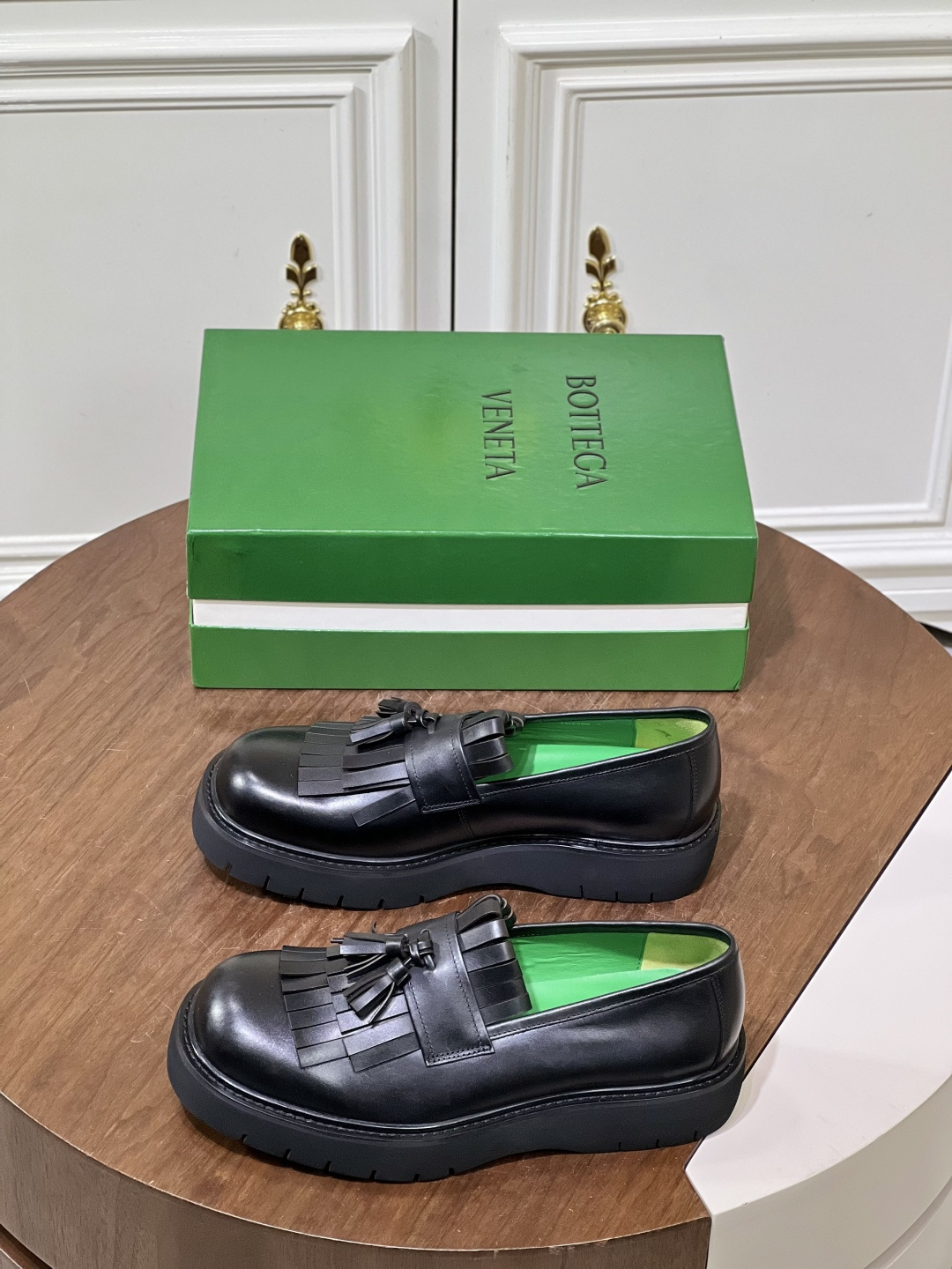 NO:956076,BV's new product Botteg* Venet*/Bao-Biejia men's thick-soled tassel loafers. Imported open-edge beads/cowhide upper. Fine leather. Look at the details of the material. Smooth tassel craftsmanship. Matched with classic BV green lining. Overall black. High-edge rubber welt decoration. It shows the essence of light luxury. The foot is deeply embossed with the logo nameplate. The heel is comfortable and does not rub the foot. 4.5CM lightweight foam rubber sole. Deep gear bottom layer. Light and comfortable.  Wear-resistant and anti-slip!  European and American loose lasts are made with multiple heavy-duty work. It took half a year to develop. The workmanship and materials can be described by looking at the pictures. The details support comparison inspection. Comes with a full set of original packaging at the counter!  Size39-44 (customized at 38.45.46),,bottega veneta,bottega veneta,loafers,cowhide19860909BV家新品 Botteg* Venet*/葆-蝶家 男士厚底流苏乐福鞋 进口开边珠/牛皮鞋面 皮质细腻 材质看细节 光面流苏工艺 搭配经典BV绿色内里 整体黑色 高边橡胶沿条装饰 尽显轻奢本质,垫脚深度压纹logo铭牌标志 跟脚舒适不磨脚 4.5CM轻质发泡橡胶鞋底 深度齿轮底层 轻快舒适 耐磨防滑！欧美宽松楦型 多重重工打造 历时半年开发 做工材质看图说话 细节处支持对比验货.配专柜全套原包装！ Size39-44（38.45.46定做）,,bottega veneta,bottega veneta,loafers,cowhide,Men's shoes