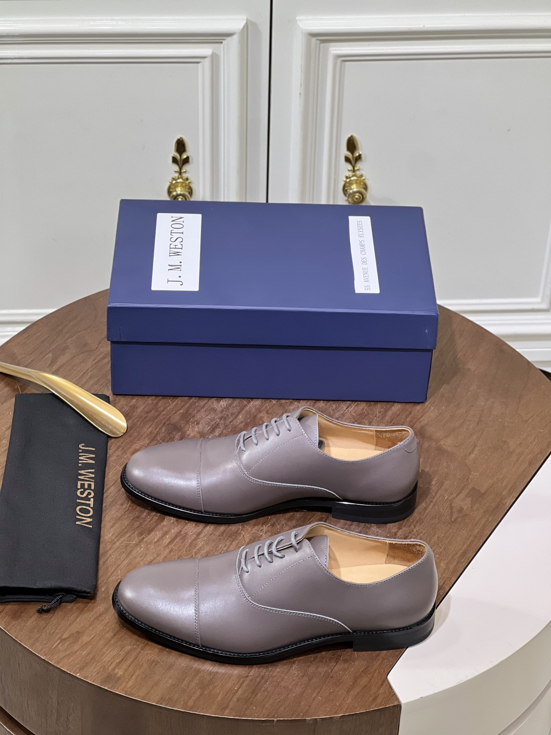 NO:956082,J.M.Westo*n men's new brogue carved three-section toe Oxford shoes, formal shoes and leather shoes, the top French leather shoe brand. When French luxury craftsmanship meets brogue's retro aesthetics!  It is made of imported first-layer calfskin/open-edge pearl leather. The leather surface is fine and smooth, with natural texture and high-grade luster. The inner lining and feet are made of high-quality benzene-dyed imported cowhide. The brand logo is embossed on the feet. It adopts a three-joint design. The toe, shoe body and heel are three-stage splicing, with exquisite carved decorations, neat lines, and full of formal style. The original private mold rubber outsole is more non-slip, wear-resistant and comfortable!  The shoe shape has smooth and elegant lines, and the pointed toe design modifies the foot shape and elongates the leg proportions, showing a gentleman's demeanor. It is suitable for working men and business people who pursue a calm style!  The five classic colors are suitable for all scenes, covering all occasions such as business formal wear, daily commuting, retro leisure, wedding dinners and other occasions. With its ultimate texture, durability and elegant style, this brand has become a lifelong favorite of political and business elites, celebrities and gentlemen. It is a gentleman's shoe that can truly be worn for a lifetime. Size39-44 (customized at 38.45.46),,cowhide19860909J.M.Westo*n 威士-顿 男士新品布洛克雕花三节头牛津鞋正装鞋皮鞋 法国顶级皮鞋品牌 当法式奢品匠艺邂逅布洛克的复古美学！甄选进口头层小牛皮/开边珠亮皮制成,皮面细腻光滑,纹理自然,光泽感高级, 内里及垫脚选用优质苯染进口牛皮打造 垫脚上压印品牌 logo标识 采用三接头设计,鞋头、鞋身、后跟三段式拼接,搭配精致雕花装饰,线条利落,正装气质拉满.原版私模橡胶大底 更防滑耐磨且舒适！ 鞋型线条流畅优雅,尖头设计修饰脚型,拉长腿部比例,尽显绅士风度.职场男士、商务人士,追求沉稳穿搭风格适配！ 全场景适配5大经典色系,覆盖商务正装、日常通勤、复古休闲、婚礼晚宴等所有场合. 此品牌以极致的质感、耐穿性与优雅格调,成为政商精英、名流绅士的终身挚爱,是真正可以穿一辈子的绅士鞋. Size39-44（38.45.46定做）,,cowhide,Men's shoes