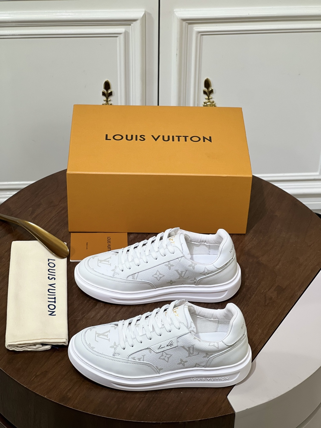 NO:956091,L's new product Loui* Vuitto* Louis-Vuitton Beverly Hills sneakers series is a luxurious fusion of classic presbyopia and street fashion. It uses Monogram presbyopia/cowhide pebbled grain/suede embossing/grained cowhide embossed leather to return to the new season. The retro texture is in sharp contrast with the delicate texture of cow leather. It not only retains the casualness of street fashion, but also injects the high-end sense of luxury leather goods.  Water-dyed calfskin lining, independent integrated cowhide latex pad. The Loui*s Vuitto*n logo on the side and sole is low-key but highly recognizable. The distinctive stitching technology pays tribute to the brand's leather goods series. It not only stitches the shoe body structure firmly, but also visually creates a distinct sense of design!  The thick rubber outsole is both light and wear-resistant, integrating a comfortable experience into the trendy design. Leather trim is outlined around the laces, and the handwritten Louis Vuitton logo is embossed on it. The unique texture design provides excellent grip; the midsole has a hidden cushioning structure to provide comfortable support for daily walking and sports scenes, allowing luxury and practicality to coexist. Size39-44 (customized at 38.45.46),, louis vuitton, louis vuitton, louis  vuitton,sneakers,cowhide19860909L家新品 Loui* Vuitto* 路易-威登 Beverly Hills 运动鞋系列 经典老花与街头潮流的奢华融合,采用 Monogram 老花/牛皮荔枝纹/反毛皮压花/粒面牛皮压花皮革重返新季,复古肌理与牛皮革的细腻质感形成鲜明对比,既保留了街头潮流的随性,又注入了奢侈皮具的高级感. 水染小牛皮内里,独立一体牛皮乳胶垫.鞋侧与鞋底的 Loui*s Vuitto*n 标识,低调却极具辨识度. 鲜明的缝线工艺致敬品牌皮具系列,将鞋身结构牢固缝合的同时,也在视觉上营造出层次分明的设计感！厚实橡胶外底兼顾轻盈与耐磨,为潮流设计融入舒适体验.鞋带四周勾勒皮革饰边,手写体路易-威登标识压印其上.独特的纹路设计提供出色抓地力；中底暗藏缓震结构,为日常行走与运动场景提供舒适支撑,让奢华与实用并存. Size39-44（38.45.46定做）,,louis vuitton,louis vuitton,louis vuitton,sneakers,cowhide,Men's shoes