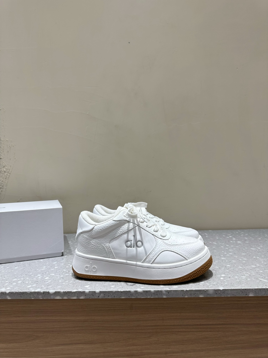 NO:168236,Purchase grade alo25s new spring and summer style color-blocking white shoes thick-soled comfortable and casual style alo understands girls better than Nike!  Super versatile!  And super comfortable!  It's a thick bottom but it's not heavy at all on the feet!  Very lightweight!  It looks better when putting on socks!  And it is recommended by celebrities. It is a model that increases your legs and makes your legs look thinner!  Super suitable for us small girls~ the shoes are also a classic color-blocking and contrasting design with the delicate leather texture on the upper!  !  Material cowhide, inner li sheep, outsole pure natural rubber outsole Size#35-40 (40 custom made without return or exchange), casual shoes/sports shoes, sneakers, cowhide19860909代购级 alo25s 春夏新款 拼色小白鞋厚底舒适休闲款 alo比耐克更懂女生！上脚超级百搭！而且超级舒适！是厚底款但是上脚一点都不沉重！ 非常轻便！套上袜套搭配更好看！而且还是明星同款推荐～上脚增高显腿细！ 超级适合我们小个子女生～鞋子整体也是经典的拼色撞色设计搭配鞋面细腻的真皮纹路肌理感！！ 材质牛皮 内里羊里 大底纯天然橡胶大底 Size#35-40（40定制不退换）,休闲鞋/运动鞋,sneakers,cowhide,Women's Shoes