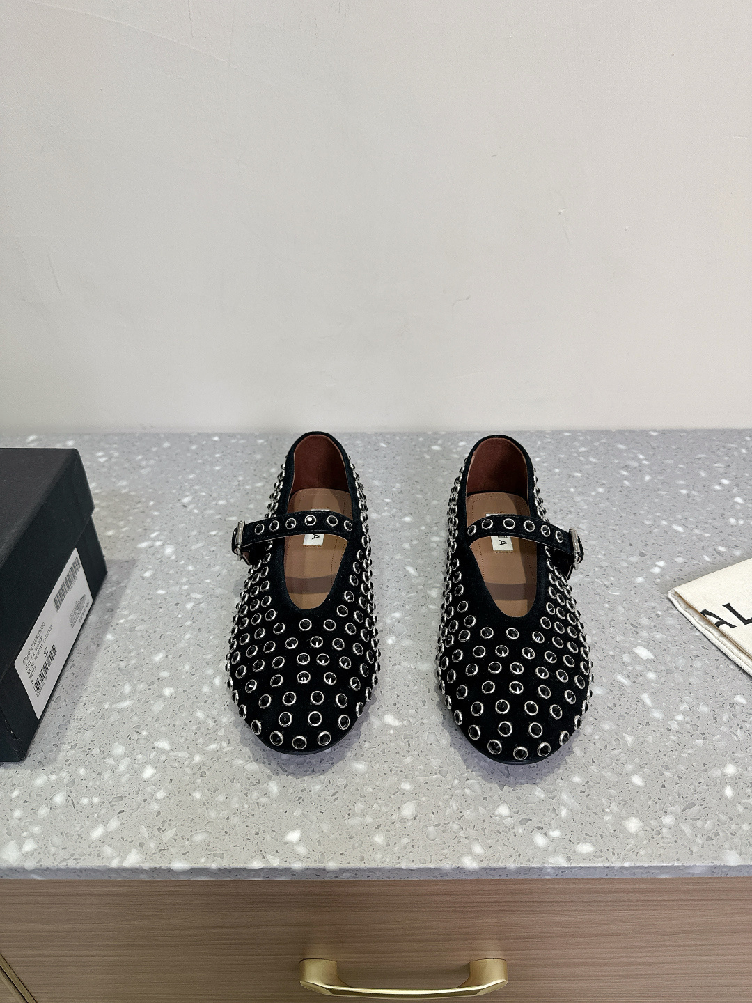 NO:172950,ALAIA Niche trendy brand 25ss Spring and Summer New Ballet Shoes French high-end first-tier high-end high-end brand AzzedineAlaia: The last craftsman in the fashion industry The Paris fashion industry and the world are well-known Victoria Beckham, Michelle Obama, Ladygaga, Madonna, are all admirers and top fans of ALAA. The upper is original custom-made beef velvet/original open mold Australian diamond inner sheepskin sole original rubber outsole Size35-42 (40 41 42 custom made without return), ballet shoes, alaia, sheepskin19860909ALAIA 阿莱亚 小众潮牌 25ss春夏新款芭蕾舞鞋 法国高端一线高定品牌 AzzedineAlaia:时尚界最后的手艺人 巴黎时装界以及全世界都享有盛誉维多利亚贝克汉姆,米歇尔奥巴马,Ladygaga ,麦当娜, 都是ALAA的崇拜者和头号粉丝 鞋面原版定制牛反绒/ 原版开模澳钻 内里羊皮 鞋底原版橡胶大底 Size35-42（40 41 42订做不退换）,芭蕾舞鞋,alaia,sheepskin,Women's Shoes