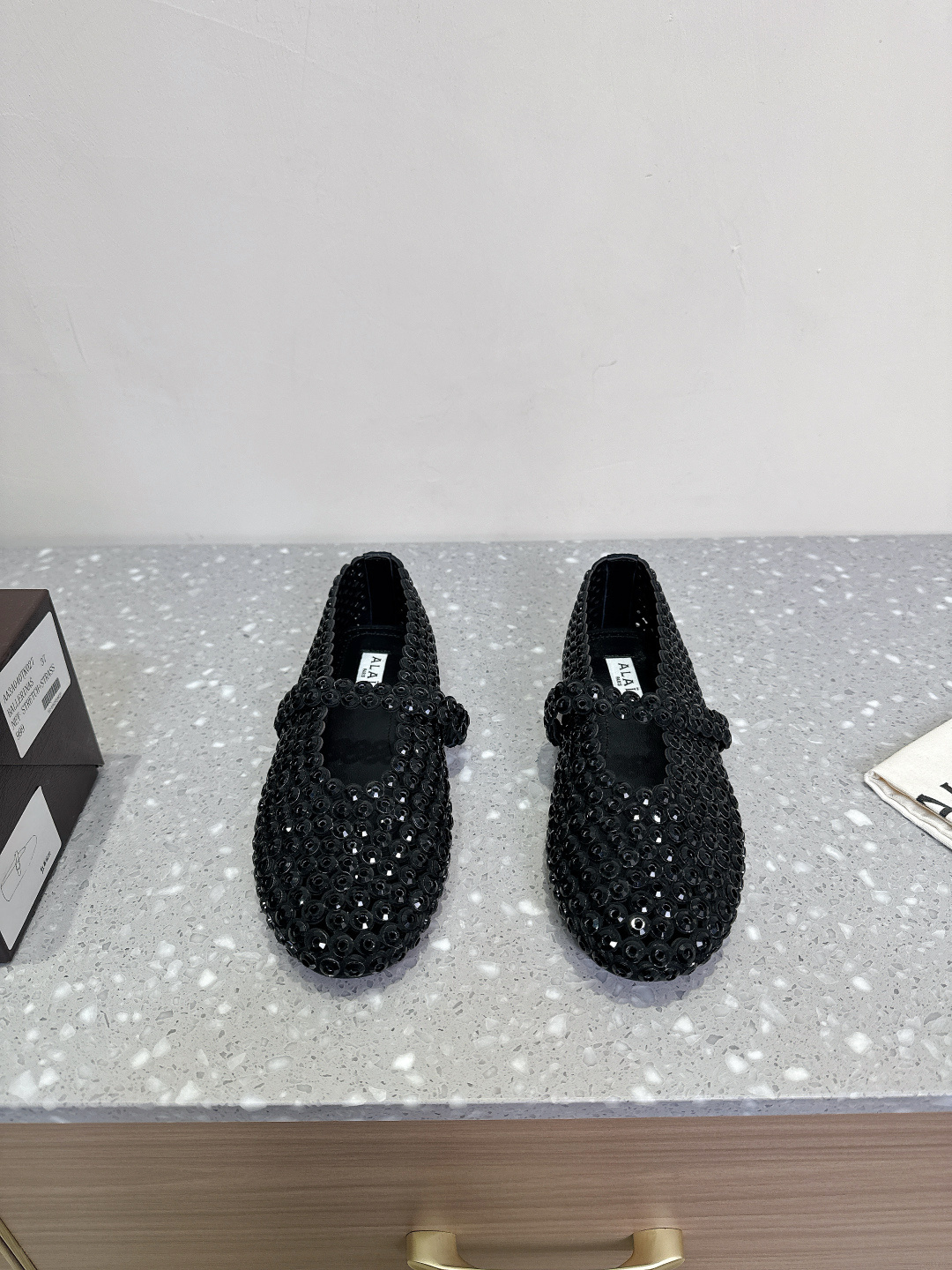 NO:172933,ALAIA Niche trendy brand 25ss Spring and Summer New Ballet Shoes French high-end first-tier high-end high-end brand AzzedineAlaia: The last craftsman in the fashion industry The Paris fashion industry and the world are well-known Victoria Beckham, Michelle Obama, Ladygaga, Madonna, are all admirers and top fans of ALAA. Original custom upper original mold opening Australian diamond inner foot pad sheepskin sole original rubber outsole Size35-42 (40 41 42 custom made without return), ballet shoes, alaia, sheepskin19860909ALAIA 阿莱亚 小众潮牌 25ss春夏新款芭蕾舞鞋 法国高端一线高定品牌 AzzedineAlaia:时尚界最后的手艺人 巴黎时装界以及全世界都享有盛誉维多利亚贝克汉姆,米歇尔奥巴马,Ladygaga ,麦当娜, 都是ALAA的崇拜者和头号粉丝 鞋面原版定制原版开模澳钻 内里垫脚羊皮 鞋底原版橡胶大底 Size35-42（40 41 42订做不退换）,芭蕾舞鞋,alaia,sheepskin,Women's Shoes