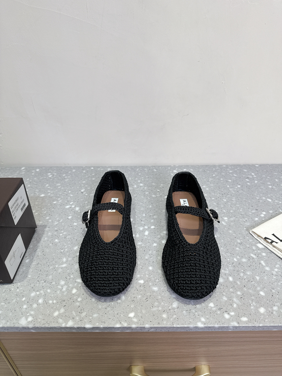 NO:172936,ALAIA Niche trendy brand 25ss spring and summer new ballet shoes French high-end first-tier high-end high-end brand AzzedineAlaia: The last craftsman in the fashion industry The Paris fashion industry and the world are well-known Victoria Beckham, Michelle Obama, Ladygaga, Madonna, are all admirers and top fans of ALAA. Original custom wool wool braiding inner foot pad sheepskin sole original rubber outsole Size35-42 (40 41 42 custom made without return), ballet shoes, alaia, sheepskin19860909ALAIA 阿莱亚 小众潮牌 25ss春夏新款芭蕾舞鞋 法国高端一线高定品牌 AzzedineAlaia:时尚界最后的手艺人 巴黎时装界以及全世界都享有盛誉维多利亚贝克汉姆,米歇尔奥巴马,Ladygaga ,麦当娜, 都是ALAA的崇拜者和头号粉丝 鞋面原版定制羊毛线编织 内里垫脚羊皮 鞋底原版橡胶大底 Size35-42（40 41 42订做不退换）,芭蕾舞鞋,alaia,sheepskin,Women's Shoes