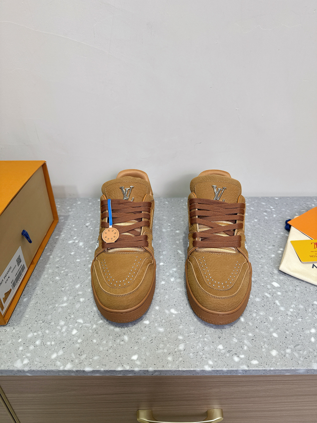 NO:172952,(Male models limited to men) LV TARINE Louis Vuitton L Home Donkey Brand Couple Style Casual Sports Shoes Skateboard Shoes Original Purchase and Development Made Production This LV Trainer Sports Shoes are made of cowhide leather to create complex uppers, which require hours of ingenious sewing to complete. The classic configuration is from Virgil Abloh, showing the inspiration of retro basketball shoes. The delivery counter is exquisitely packaged. Fabric: Original custom-made top layer cowhide Inner: Original custom breathable net Outsole: Original open-mode two-color TPU combination sole Thickness: 3CM Size: 39-44 (45 custom-made non-return and exchange), casual shoes/sports shoes, louis vuitton, louis vuitton, louis vuitton, louis vuitton, louis vuitton, louis vuitton, louis vuitton, louis vuitton, louis vuitton, louis vuitton, louis vuitton, louis vuitton, louis vuitton, louis vuitton, louis vuitton, louis vuitton, louis vuitton, louis vuitton, louis vuitton, louis vuitton, louis vuitton, louis vuitton, louis vuitton, louis vuitton, louis vuitton, louis vuitton, louis vuitton, louis vuitton, louis vuitton, louis vuitton, louis vuitton, louis vuitton, louis vuitton, louis vuitton, louis vuitton, louis vuitton, louis vuitton, louis vuitton, louis vuitton, louis  vuitton,sneakers,cowhide19860909（限男款）LV TARINE路易威登L家 驴牌 情侣款 休闲 运动鞋 滑板鞋 原版购入开发 做货 本款LV Trainer 运动鞋选用牛皮革塑造繁复鞋面,需要数小时的匠心缝制方可完成.经典构型出自 Virgil Abloh 之手,展现复古篮球鞋的灵感启发 配送专柜精美包装 面料: 原版定制头层牛皮 内里: 原版定制透气网里 大底: 原版开模双色TPU组合大底 底厚: 3CM Size: 39-44（45定做不退换）,休闲鞋/运动鞋,louis vuitton,louis vuitton,louis vuitton,louis vuitton,sneakers,cowhide,Women's Shoes