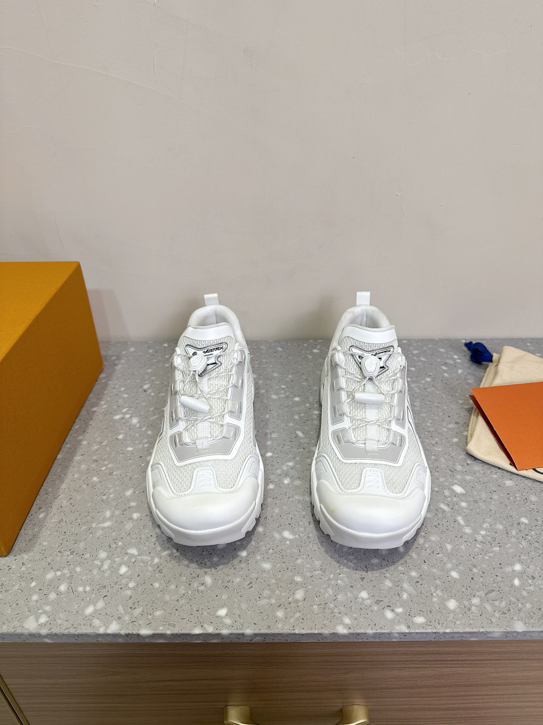 NO:172977,(Male models limited to men) LV Louis Vuitton Runner Tatic series Thick sole Casual sports shoes Running shoes Sneakers combine mesh fabrics and straps to interpret the inspiration of traditional hiking shoes. LV letters are written on one side, with lasso buckles embellished with fast lace-up system Monogram Flowers and Louis Vuitton logos, light and wear-resistant rubber outsole perfect overall, delivery counter exquisite packaging Fabric: original imported custom technology fabric   mesh surface Inner original customized breathable mesh Sole original open mold anti-slip rubber combination material Sole thickness 4CM Size39-45 (45 custom made without return or exchange), casual shoes/sports shoes, louis vuitton, louis vuitton, sneakers19860909（限男款）LV路易威登 Runner Tatic系列 厚底 休闲 运动鞋 跑鞋 运动鞋融合网格面料和饰带等科技材质,演绎传统登山鞋的灵感启发.LV 字母抒写于一侧,快速系带系统的套索扣点缀 Monogram 花卉和路易威登标识,轻盈耐磨的橡胶外底完善整体 配送专柜精美包装 面料:原版进口定制科技面料 网面 内里原版定制透气网里 鞋底原版开模防滑橡胶组合材质 底厚4CM Size39-45（45定做不退换）,休闲鞋/运动鞋,louis vuitton,louis vuitton,sneakers,Women's Shoes