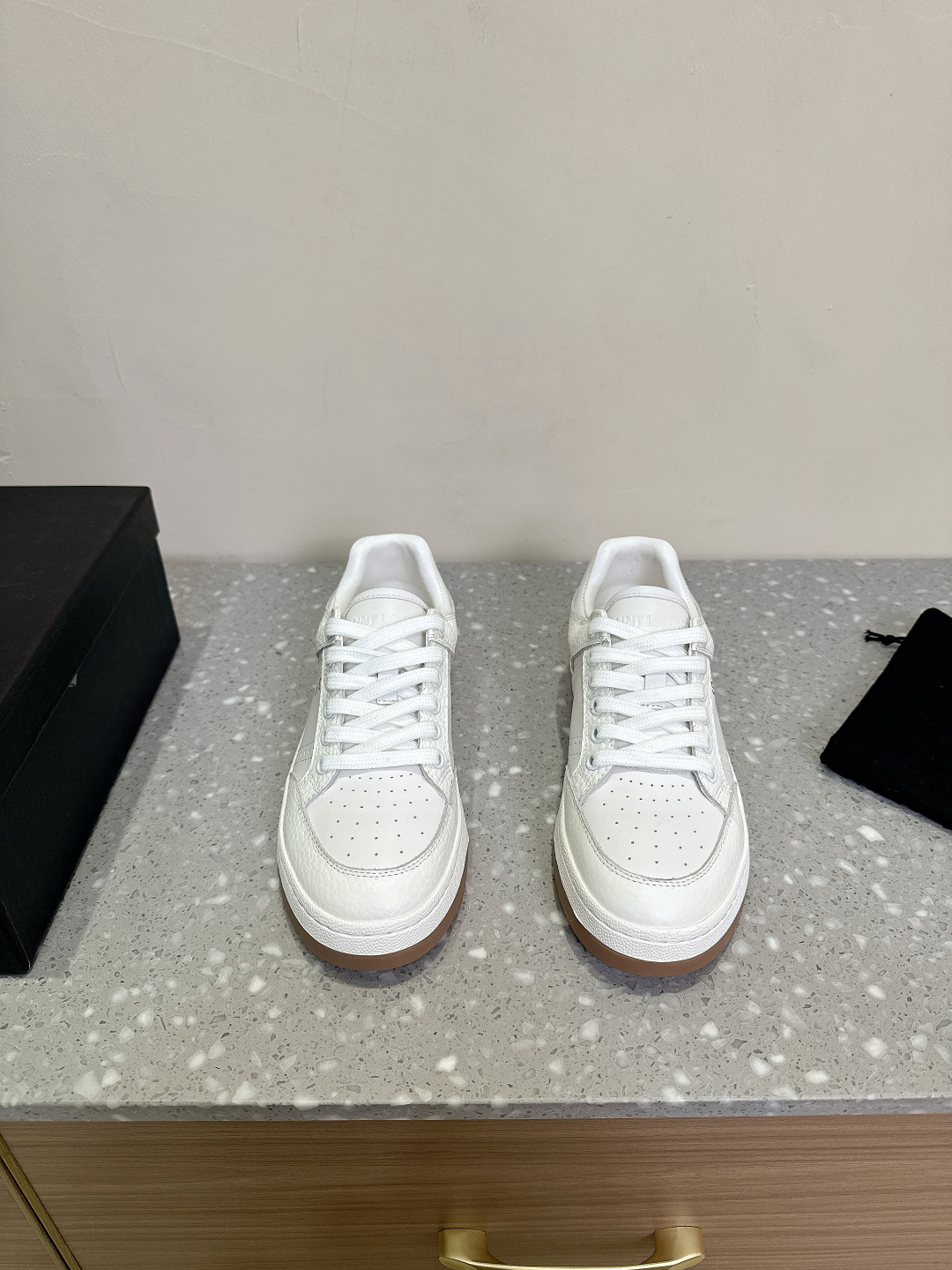 NO:174175,SAINT LAURENT SL61 hot casual white shoes casual shoes injected with a casual retro design, super beautiful and versatile, the upper is made of cowhide punched splicing combination, and the side gold stamping logo makes the foot feel more comfortable and light, environmentally friendly and non-slip rubber two-color outsole, and the full-soled perimeter car line, which further enhances the comfort of the whole pair of shoes. The feet are super soft, light and comfortable to match with sweatshirts. It is recommended to have a pair of one hand. The original grained silk cowhide inner foot pad sheepskin/ towel inside. The original mold-opening embossed LOGO two-color bottom. Size 35-40 (40 custom made without return and exchange), casual shoes/sports shoes, saint laurent, saint laurent, sneakers, hoodie, sweatshirts, cowhide, sheepskin19860909SAINT LAURENT 圣罗兰 SL61爆款休闲小白鞋 休闲鞋 注入加休闲复古的设计,超好看百搭,鞋面采用牛皮冲孔拼接组合,侧面烫金标识性logo,脚感更加无比舒适轻便 、环保防滑橡胶双色大底、大底周圈车真线 更加增强了整双鞋子的舒适度,脚超级柔软 ,轻便,舒适搭配卫衣,建议一手一双 面料原版粒面丝绸牛皮 内里垫脚羊皮/毛巾里 大底原版开模浮雕LOGO双色底 码数35-40（40定做不退换）,休闲鞋/运动鞋,saint laurent,saint laurent,sneakers,hoodie,sweatshirts,cowhide,sheepskin,Women's Shoes