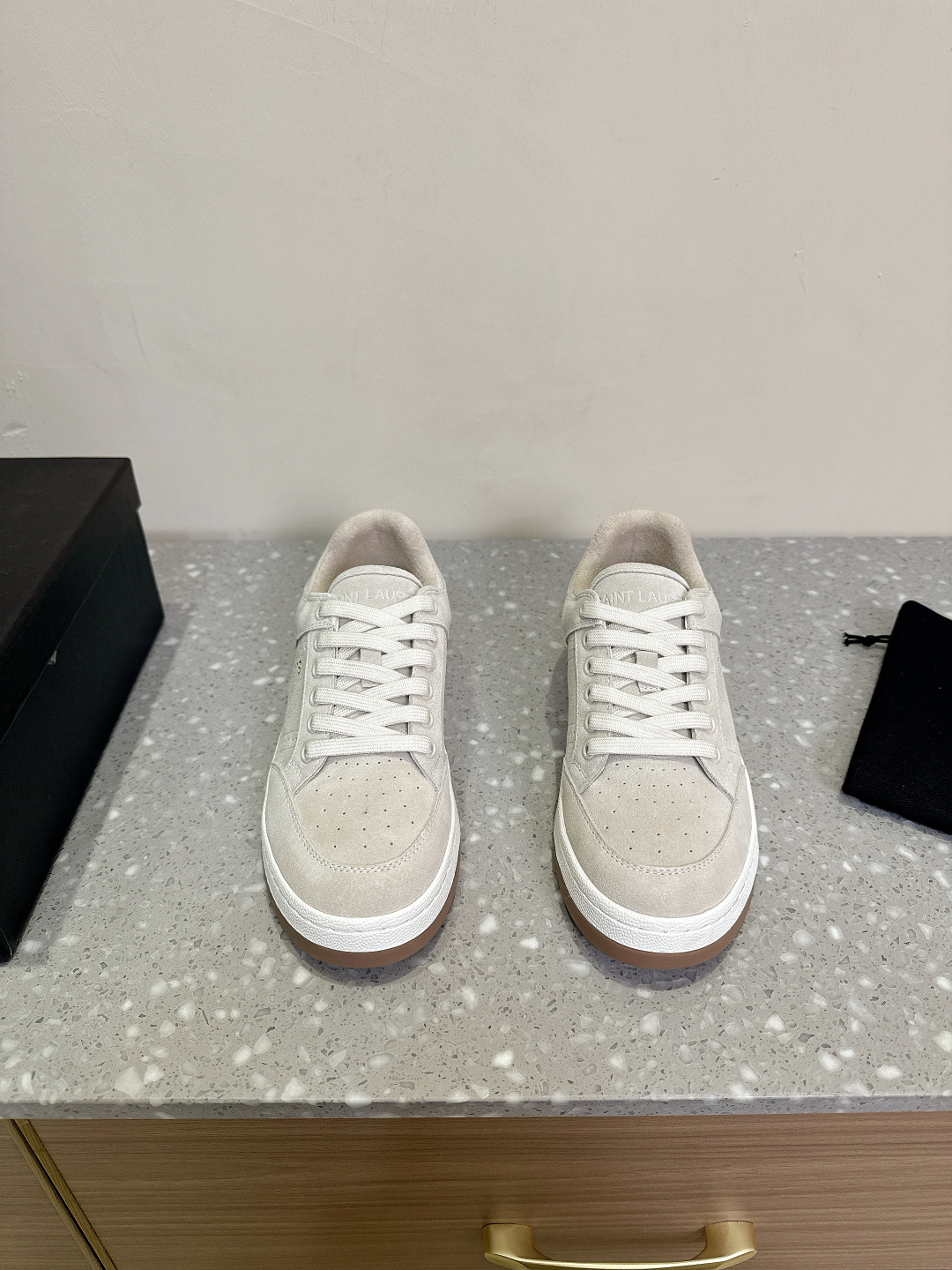 NO:174177,Niujing SAINT LAURENT Saint Laurent SL61 hot casual white shoes casual shoes injected with a casual retro design, super beautiful and versatile, the upper is made of cowhide punched splicing combination, and the side gold stamping logo makes the foot feel more comfortable and light, environmentally friendly and non-slip rubber two-color outsole, and the full-soled peripheral car line further enhances the comfort of the whole pair of shoes. The feet are super soft, light and comfortable to match with sweatshirts. It is recommended to have a pair of one hand. The original grained silk cowhide inner foot padded sheepskin/ towel inside. The original mold-opening embossed LOGO two-color bottom. Size 35-40 (40 custom made without return or exchange), casual shoes/sports shoes, saint laurent, saint  laurent,sneakers,hoodie,sweatshirts,cowhide,sheepskin19860909牛京SAINT LAURENT 圣罗兰 SL61爆款休闲小白鞋 休闲鞋 注入加休闲复古的设计,超好看百搭,鞋面采用牛皮冲孔拼接组合,侧面烫金标识性logo,脚感更加无比舒适轻便 、环保防滑橡胶双色大底、大底周圈车真线 更加增强了整双鞋子的舒适度,脚超级柔软 ,轻便,舒适搭配卫衣,建议一手一双 面料原版粒面丝绸牛皮 内里垫脚羊皮/毛巾里 大底原版开模浮雕LOGO双色底 码数35-40（40定做不退换）,休闲鞋/运动鞋,saint laurent,saint laurent,sneakers,hoodie,sweatshirts,cowhide,sheepskin,Women's Shoes