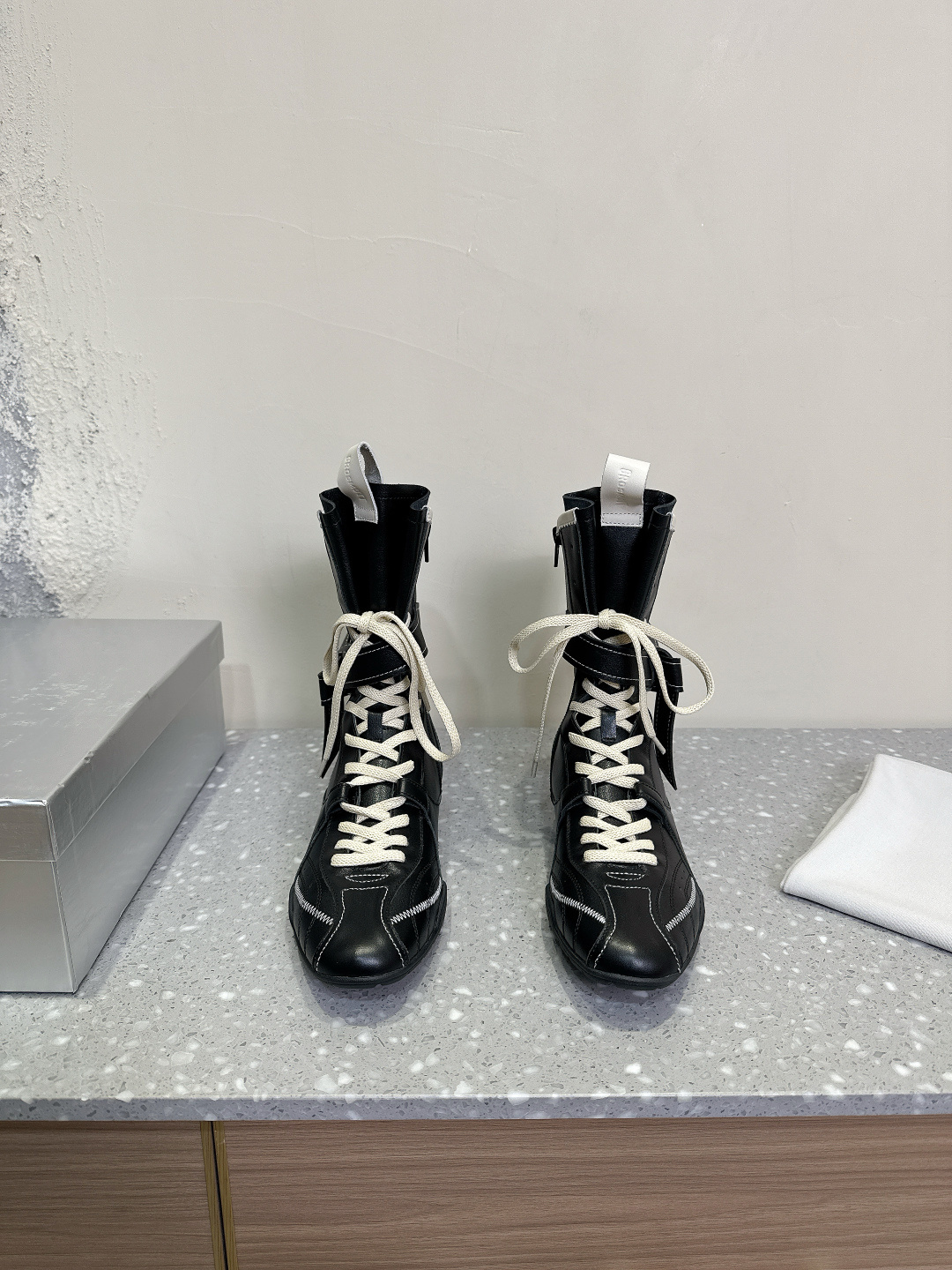 NO:174203,.27QUAI Niche Trendy Brand 25ss Spring and Summer New Style, Showcase Model, Boxing Boots, Casual Boots The design concept originates from the combination of boxing boots and ballet shoes, dynamic and soft~ reflects the pure sports elements and the charm of mixed spirits, from soft pastels to sports   plus retro 80s tones, it is completely suitable for every girl, and it is awesome!  !  Fashionable sports experts must enter, the foot feel is light, both fashionable and comfortable~ The upper is imported cowhide/imported cow leather, inner sheepskin, original open molded rubber sole, Size35-40 (40 customized, non-return and exchange), boots, boots, cowhide, sheepskin19860909.27QUAI 小众潮牌 25ss春夏新款 走秀款德训 拳击靴 休闲靴 设计理念源于拳击靴和芭蕾舞鞋两者的结合,动感而柔美～体现了纯正的运动元素和混合的魅力 从柔和的粉彩到运动＋加上复古的 80年代色调,完全适合每一个女生,绝绝子品！！时髦运动达人必入,脚感轻盈 兼具时尚与舒适~ 鞋面原版进口牛皮/进口牛反绒  内里羊皮 大底原版开模橡胶大底 Size35-40（40订做不退换）,靴子,boots,cowhide,sheepskin,Women's Shoes