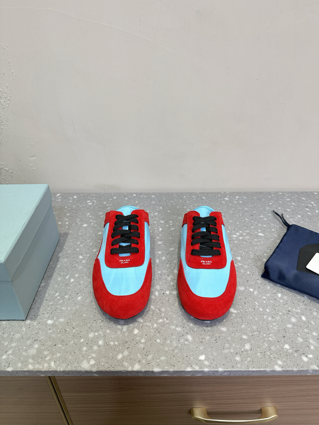 NO:174179,Prada 25ss early spring new style German training shoes semi-trolled insoles thickened lambskin, which is extremely comfortable to wear when worn, with a sense of support and a very good feeling. The shoe shape is full of wrapping, light and easy to wear. A practical casual shoe that looks tall and long legs!  White is clean and refreshing, needed all year round, with skirts and pants easy to control. The upper is imported suede/original mold opening fabric, inner sheepskin, original rubber outsole Size35-39 (40 custom made without return or exchange), casual shoes/sports shoes, prada, prada, sneakers, skirts, sheepskin, chamois leather19860909Prada 普拉达 25ss早春新款 德训鞋 半拖 鞋垫加厚小羊皮,踩上去无比舒适,有支撑感,又包裹得很好的感觉 鞋型包裹感十足,轻便好穿 实用的一款休闲鞋,显高显大长腿！ 白色干净清爽,一年四季都需要,配裙子,裤子都能轻松驾驭  鞋面原版进口麂皮/原版开模布料 内里羊皮 大底原版橡胶大底 Size35-39（40订做不退换）,休闲鞋/运动鞋,prada,prada,sneakers,skirts,sheepskin,chamois leather,Women's Shoes