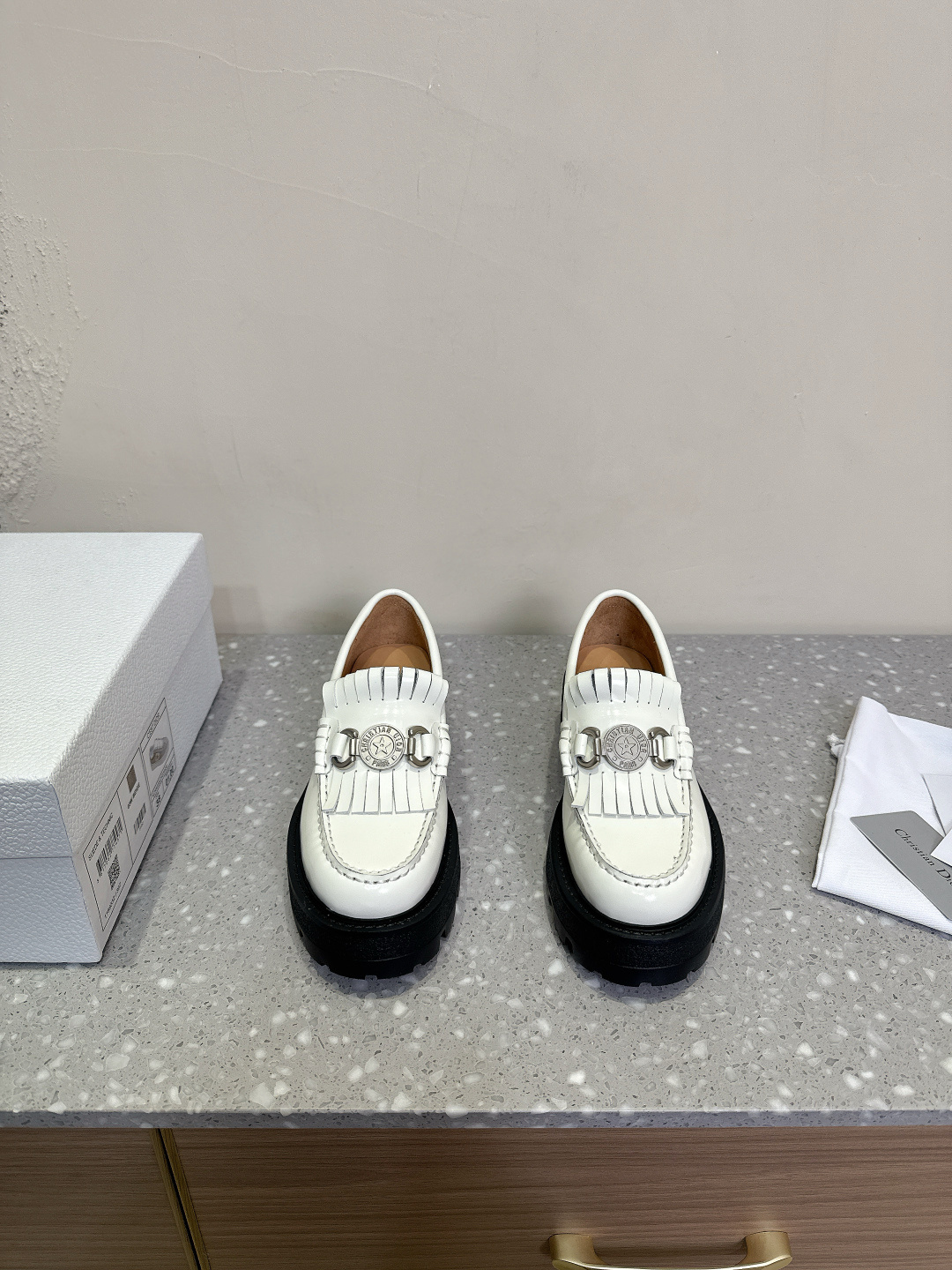 NO:174181,Dior 25ss early spring new style, classic coins, tassels, thick-soled loafers, black calfskin to create the shoe body, paired with white leather tassels, showing the contrasting layering. The tassels are decorated with silver lucky star metal round cards, which are very exquisite. They are comfortable and beautiful to wear and easy to match. They can be worn in spring, summer, autumn and winter!  Original imported upper beaded cowhide, inner foot pad water dyed cowhide, sole original rubber foam sole size35-39 (40.41 custom made without return), loafers, dior, dior, loafers, cowhide19860909Dior 迪奥 25ss早春新款 经典钱币 流苏 厚底 乐福鞋 采用黑色小牛皮打造鞋身 搭配白色皮革流苏 展现出撞色的层次感 流苏上点缀了银色幸运星金属圆牌 十分精致 穿着舒适好看而且好搭配 春夏秋冬都以穿！ 鞋面原版进口开边珠牛皮 内里垫脚水染牛皮 鞋底原版橡胶发泡大底 size35-39 (40.41定做不退换),乐福鞋,dior,dior,loafers,cowhide,Women's Shoes