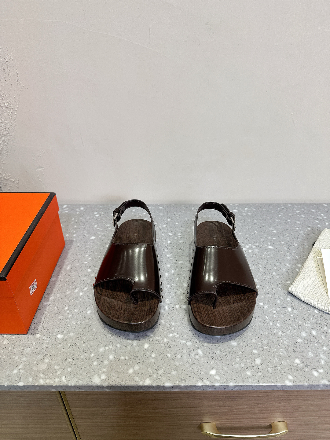 NO:174184,Hermes 25ss new model, classic catwalk, foot clip, thick sole, clogs, sandals, clogs slippers, summer favorite, as if there is a magic, the more you look, the better you look. I didn't understand it when I first appeared, now I love it, full-skin wrap, the comfort of my feet is amazing, it is very suitable for daily commuting and shopping, and it looks good no matter how you match it!  The original fabric is made of customized imported cowhide, inner lining original solid wood, sole original open mold solid wood sole combined rubber outsole Size35-39 (40.41.42 customization without return or exchange), sandals, hermes, hermes, sandals, slippers, cowhide19860909Hermes 爱马仕 25ss新款 经典走秀 夹脚 厚底 木屐 凉鞋 木屐拖鞋夏天的最爱 仿佛是有一种魔力 越看越好看 刚出的时候不理解 现在是爱惨了 全皮包裹 上脚舒适度爆赞 日常通勤逛街都非常适合 怎么搭都好看！ 面料原版采用定制进口牛皮 内里原版实木 鞋底原版开模实木底组合橡胶大底 Size35-39（40.41.42定制不退换）,凉鞋,hermes,hermes,sandals,slippers,cowhide,Women's Shoes