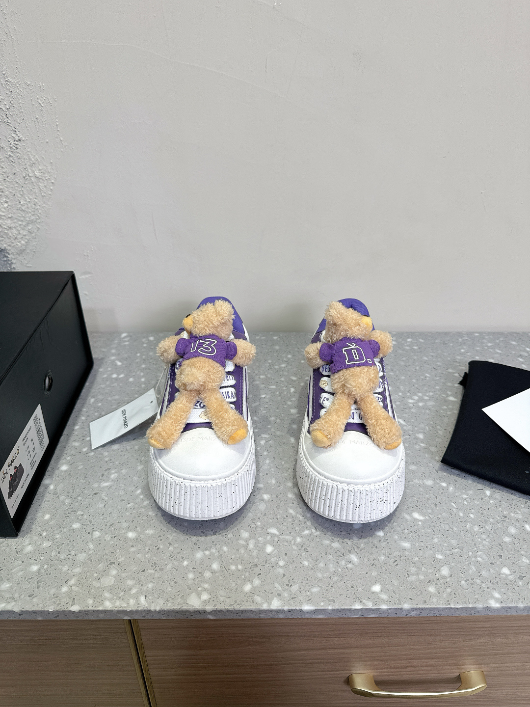 NO:174185,.13DE MARZO Niche Trendy Brand 25ss New Three-dimensional Doll Dissolved Shoes Casual Shoes Three-dimensional Bear Doll Dissolved Shoes This pair of shoes adopts a unique dissolving design, making every step full of fun. The three-dimensional design of the little bear doll makes this pair of shoes stand out from the crowd and become the most beautiful on the street. The foamed big-toe sole is soft and cute. Super light. A must-have artifact for beauty. The upper is original top layer cowhide. The inner part is original breathable Monica mesh. Heel height 4cm. The sole is original open molded rubber outsole. Size35-40 (40 custom made without return and exchange), casual shoes/sneakers, cowhide19860909.13DE MARZO 小众潮牌 25ss新款 立体玩偶 溶解鞋 休闲鞋 立体小熊玩偶溶解鞋 这双鞋采用独特溶解设计 让每一步都充满趣味 小熊玩偶的立体设计 让这双鞋在人群中脱颖而出 成为街头最靓的崽 发泡大头鞋底软萌可爱 超级轻盈 美女必备神器 鞋面原版头层牛皮 内里原版透气莫尼卡网纱 跟高4cm 鞋底原版开模橡胶大底 Size35-40（40定做不退换）,休闲鞋/运动鞋,sneakers,cowhide,Women's Shoes