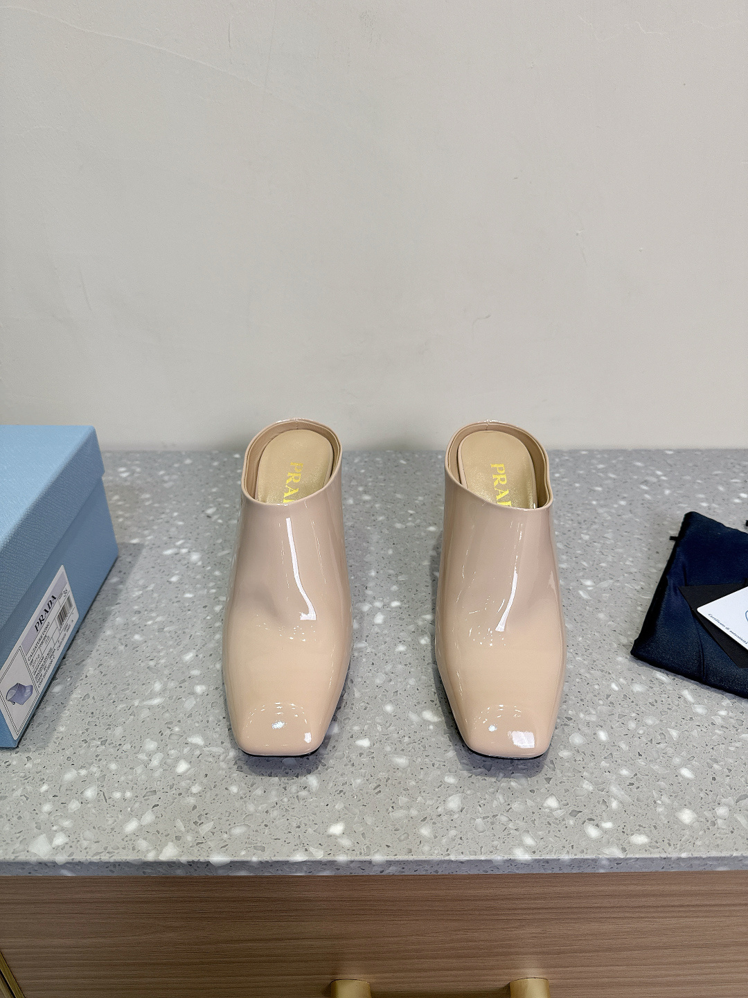 NO:174169,PRADA 25ss early spring new style, classic high heels, triangle single shoes, semi-trails, simple design is probably its favorite point, not the kind that is a big street, very own brand personality, the fabric is made of original beef patent leather, inner footbed mixed-bred sheepskin, soles imported from Italy, genuine leather soles, Size35-39 (40 custom made without return and exchange), semi-trails, prada, prada, sheepskin, Leather soles19860909PRADA 普拉达 25ss早春新款 经典高跟 三角标单鞋 半拖 简单的设计大概就是它最让人喜欢的点 不是烂大街的那种 很有自己的品牌个性 面料采用原版牛漆皮 内里垫脚混种羊皮 鞋底意大利进口真皮大底 Size35-39（40定制不退换）,半拖,prada,prada,sheepskin,Leather soles,Women's Shoes