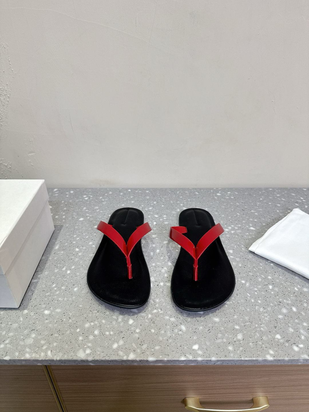 NO:174191,The row niche trendy brand 25ss early spring new style, foot-clip flip flops, niche but not simple!  This foot-clip stroke has this magic. The flip-flop parts are made of soft PVC polymer. It is moderately soft and hard without scratching your feet. Whether it is daily, it is suitable for all occasions.  Original mold opening of upper, imported mixed-bred sheepskin footbed, sole adopts original TPU outsole, size 35-40 (40 custom made without return or exchange), slippers, slippers, sheepskin19860909The row 小众潮牌 25ss早春新款 夹脚人字拖鞋 小众却又不简单！ 这款夹脚拖就是有这种魔力 人字拖部位材质采用软质pvc聚合物精制而成 软硬适中不磨脚 不管是日常 家居还是沙滩适用于各种场合！ 鞋面原版开模 垫脚进口混种羊皮 鞋底采用原版TPU大底 码数35-40（40定做不退换）,拖鞋,slippers,sheepskin,Women's Shoes