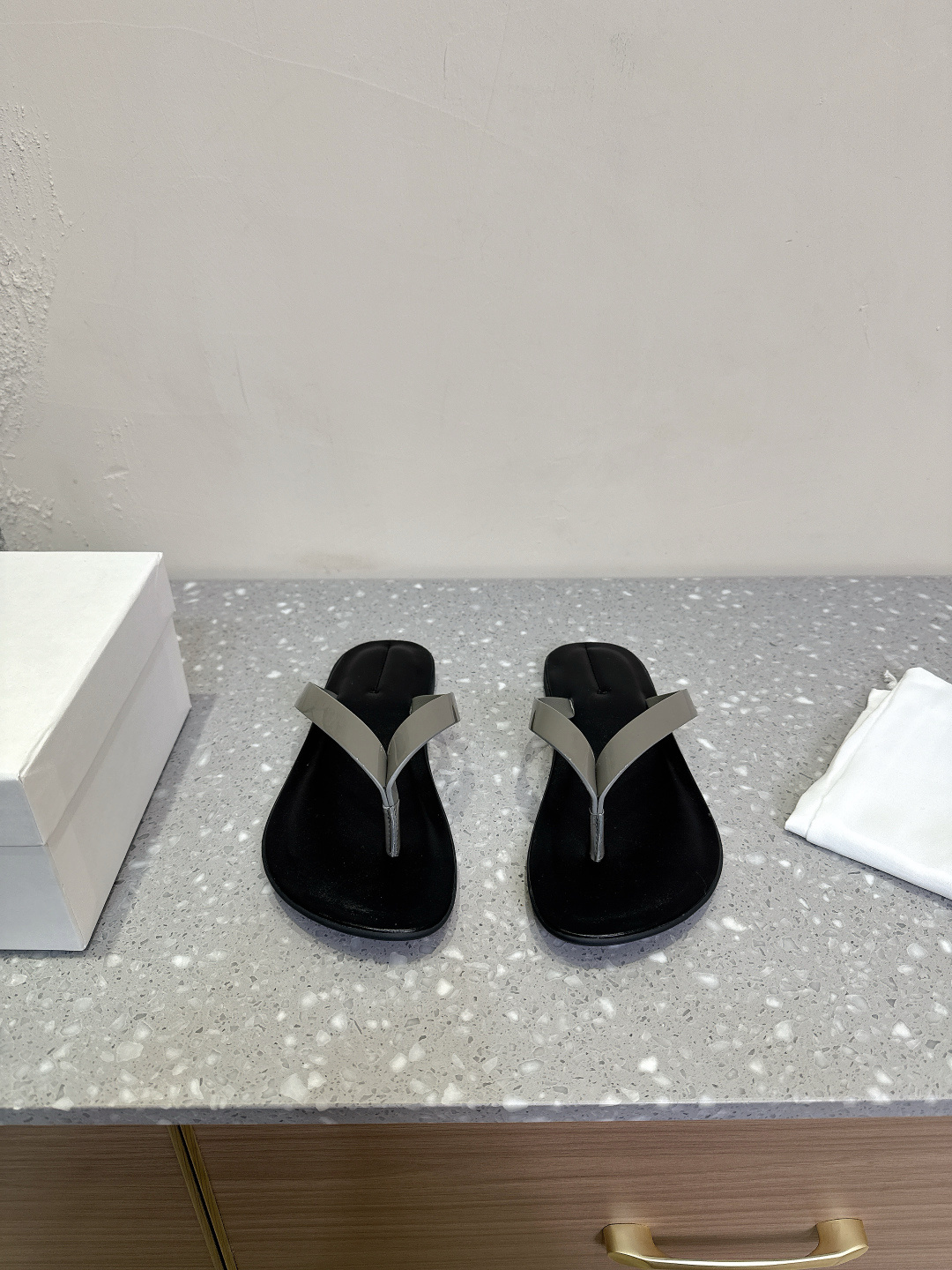 NO:174194,The row niche trendy brand 25ss early spring new style, foot-clip flip flops, niche but not simple!  This foot-clip stroke has this magic. The flip-flop parts are made of soft PVC polymer. It is moderately soft and hard without scratching your feet. Whether it is daily, it is suitable for all occasions.  Original mold opening of upper, imported mixed-bred sheepskin footbed, sole adopts original TPU outsole, size 35-40 (40 custom made without return or exchange), slippers, slippers, sheepskin19860909The row 小众潮牌 25ss早春新款 夹脚人字拖鞋 小众却又不简单！ 这款夹脚拖就是有这种魔力 人字拖部位材质采用软质pvc聚合物精制而成 软硬适中不磨脚 不管是日常 家居还是沙滩适用于各种场合！ 鞋面原版开模 垫脚进口混种羊皮 鞋底采用原版TPU大底 码数35-40（40定做不退换）,拖鞋,slippers,sheepskin,Women's Shoes