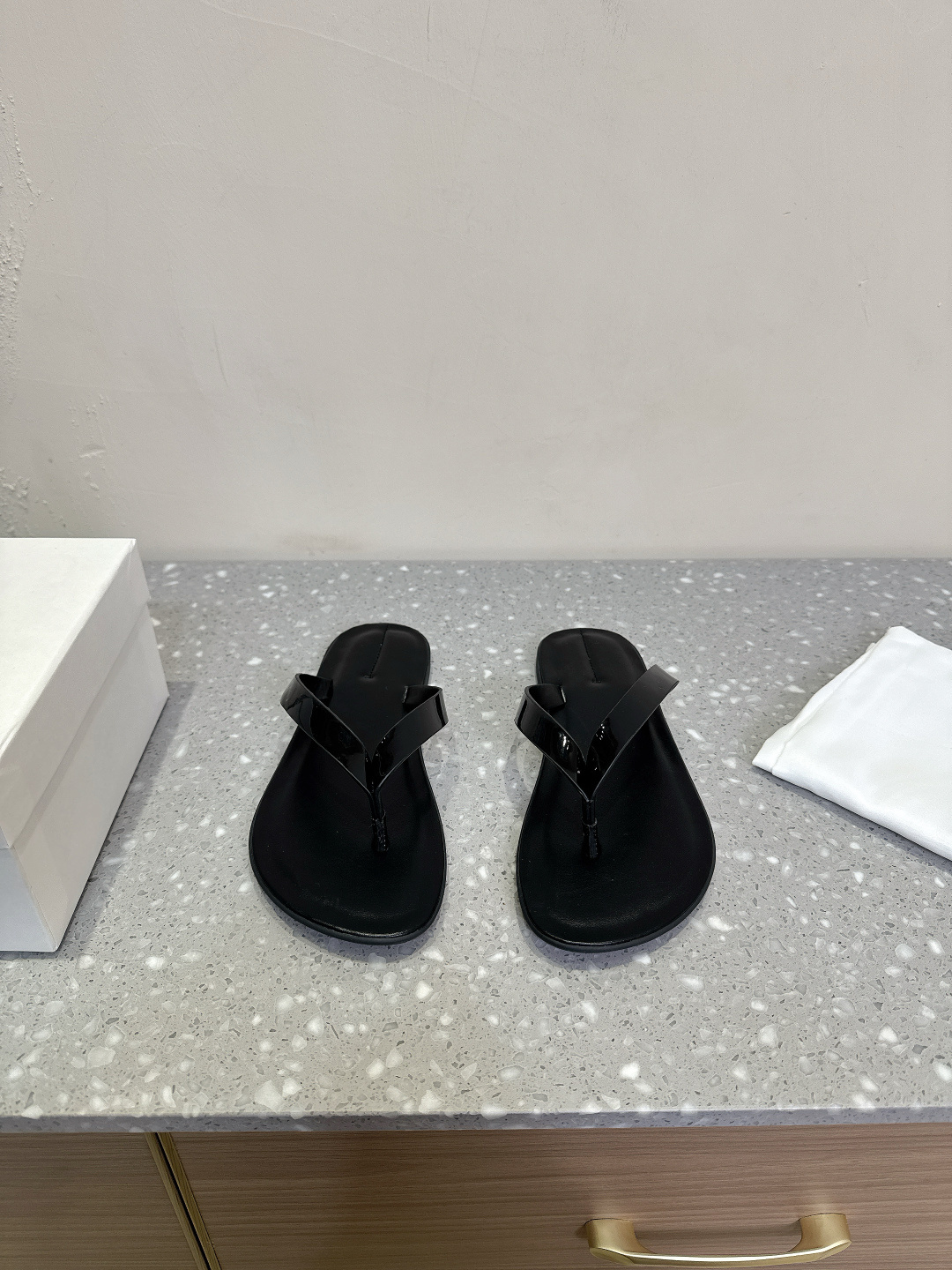 NO:174197,The row niche trendy brand 25ss early spring new style, foot-clip flip flops, niche but not simple!  This foot-clip stroke has this magic. The flip-flop parts are made of soft PVC polymer. It is moderately soft and hard without scratching your feet. Whether it is daily, it is suitable for all occasions.  Original mold opening of upper, imported mixed-bred sheepskin footbed, sole adopts original TPU outsole, size 35-40 (40 custom made without return or exchange), slippers, slippers, sheepskin19860909The row 小众潮牌 25ss早春新款 夹脚人字拖鞋 小众却又不简单！ 这款夹脚拖就是有这种魔力 人字拖部位材质采用软质pvc聚合物精制而成 软硬适中不磨脚 不管是日常 家居还是沙滩适用于各种场合！ 鞋面原版开模 垫脚进口混种羊皮 鞋底采用原版TPU大底 码数35-40（40定做不退换）,拖鞋,slippers,sheepskin,Women's Shoes