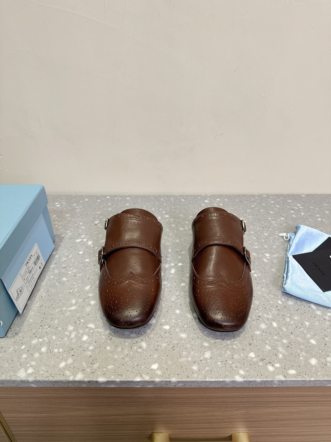 NO:174582,Half-drag Prada 25ss catwalk style retro half slippers single shoes hit style catwalk style retro fashionable and casual versatile. Fashionable and casual and unique taste. Everyone loves and easily controls it. It will explode every year. It is enough to conquer you, wear it, casual and fashionable, both without mistakes, simple and handsome on the feet, imported wax calfskin, inner foot pad sheepskin, original rubber beef tendon thick sole (41 customization, no return and exchange), semi-drag, prada, prada, slippers, cowhide, sheepskin19860909半拖Prada 普拉达 25ss走秀款 复古 半拖鞋 单鞋爆款 走秀款 复古感时髦满满 随意百搭 时尚休闲 独到味道 人人都爱也轻松驾驭 每年都会爆.足以征服你,穿上它,休闲时髦 两不失误 上脚简单帅气 面料进口蜡感小牛皮 内里垫脚羊皮 鞋底原版橡胶牛筋厚底 Size35-41（41定制不退换),半拖,prada,prada,slippers,cowhide,sheepskin,Women's Shoes