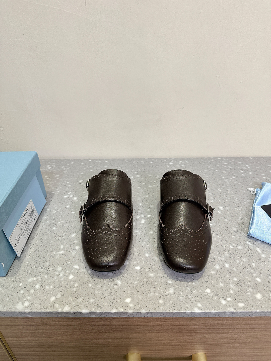 NO:174585,Semi-tour (dark brown) Prada Prada 25ss catwalk style retro half slippers single shoes hit style catwalk style retro fashionable and full of random and versatile fashion and casual and unique taste everyone loves and easily controls it. It will explode every year. It is enough to conquer you, wear it, casual and fashionable, both without mistakes, simple and handsome on the feet, imported wax calfskin, inner foot pad sheepskin sole original rubber beef tendon thick sole Size35-41 (41 custom-made, non-return and exchange), semi-tour, prada, prada, slippers, cowhide, sheepskin19860909半拖（深咖色）Prada 普拉达 25ss走秀款 复古 半拖鞋 单鞋爆款 走秀款 复古感时髦满满 随意百搭 时尚休闲 独到味道 人人都爱也轻松驾驭 每年都会爆.足以征服你,穿上它,休闲时髦 两不失误 上脚简单帅气 面料进口蜡感小牛皮 内里垫脚羊皮 鞋底原版橡胶牛筋厚底 Size35-41（41定制不退换),半拖,prada,prada,slippers,cowhide,sheepskin,Women's Shoes