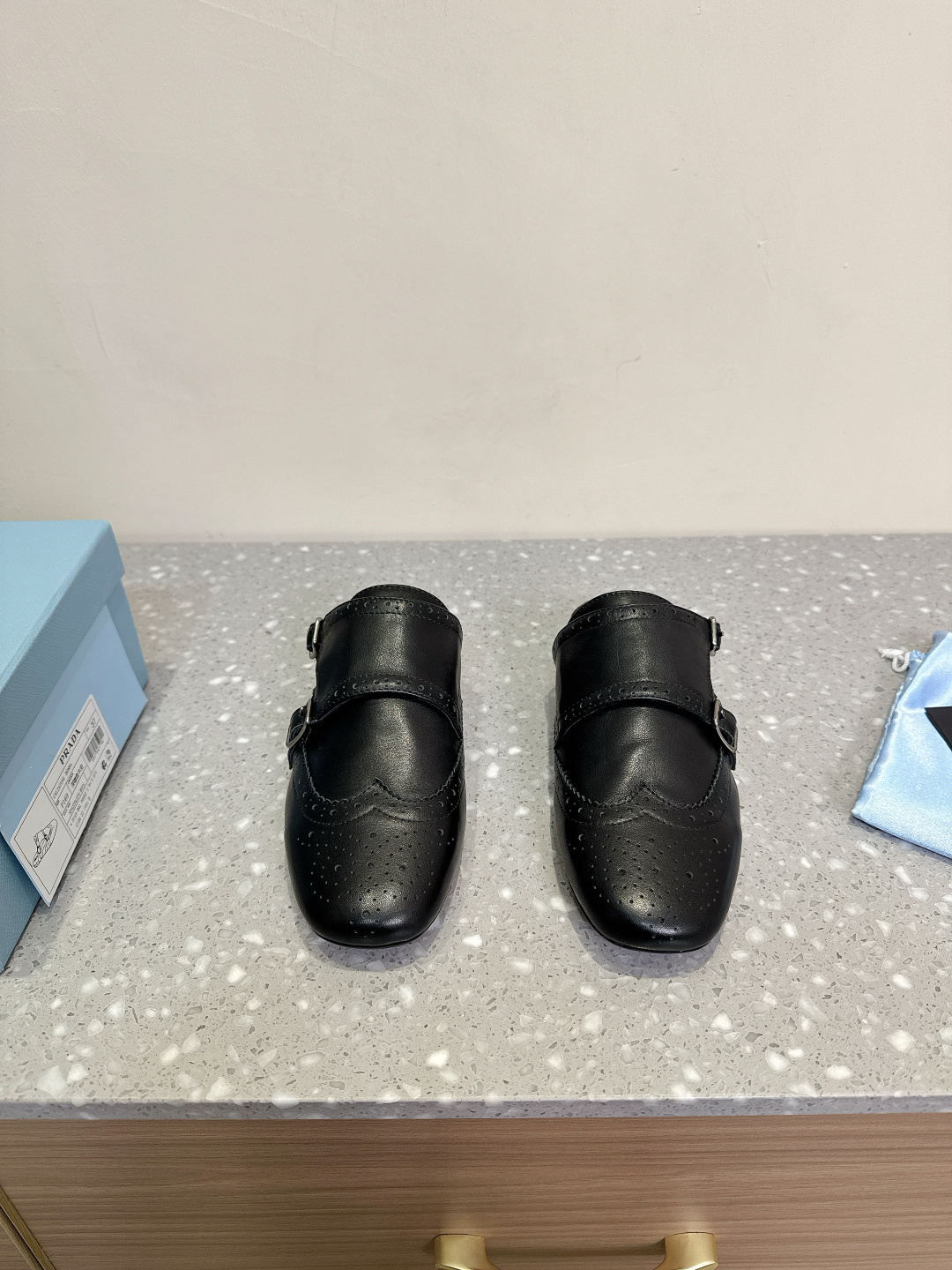 NO:174588,Half-troll (black) Prada Prada 25ss catwalk style retro half slippers single shoes hit style catwalk style retro fashionable and full of random and versatile fashion and casual and unique taste everyone loves and easily controls it. It will explode every year. It is enough to conquer you, wear it, casual and fashionable, both without mistakes, simple and handsome on the feet, imported wax calfskin, inner foot pad sheepskin sole original rubber beef tendon thick sole Size35-41 (41 custom-made, non-return and exchange), semi-troll, prada, prada, slippers, cowhide, sheepskin19860909半拖（黑色）Prada 普拉达 25ss走秀款 复古 半拖鞋 单鞋爆款 走秀款 复古感时髦满满 随意百搭 时尚休闲 独到味道 人人都爱也轻松驾驭 每年都会爆.足以征服你,穿上它,休闲时髦 两不失误 上脚简单帅气 面料进口蜡感小牛皮 内里垫脚羊皮 鞋底原版橡胶牛筋厚底 Size35-41（41定制不退换),半拖,prada,prada,slippers,cowhide,sheepskin,Women's Shoes