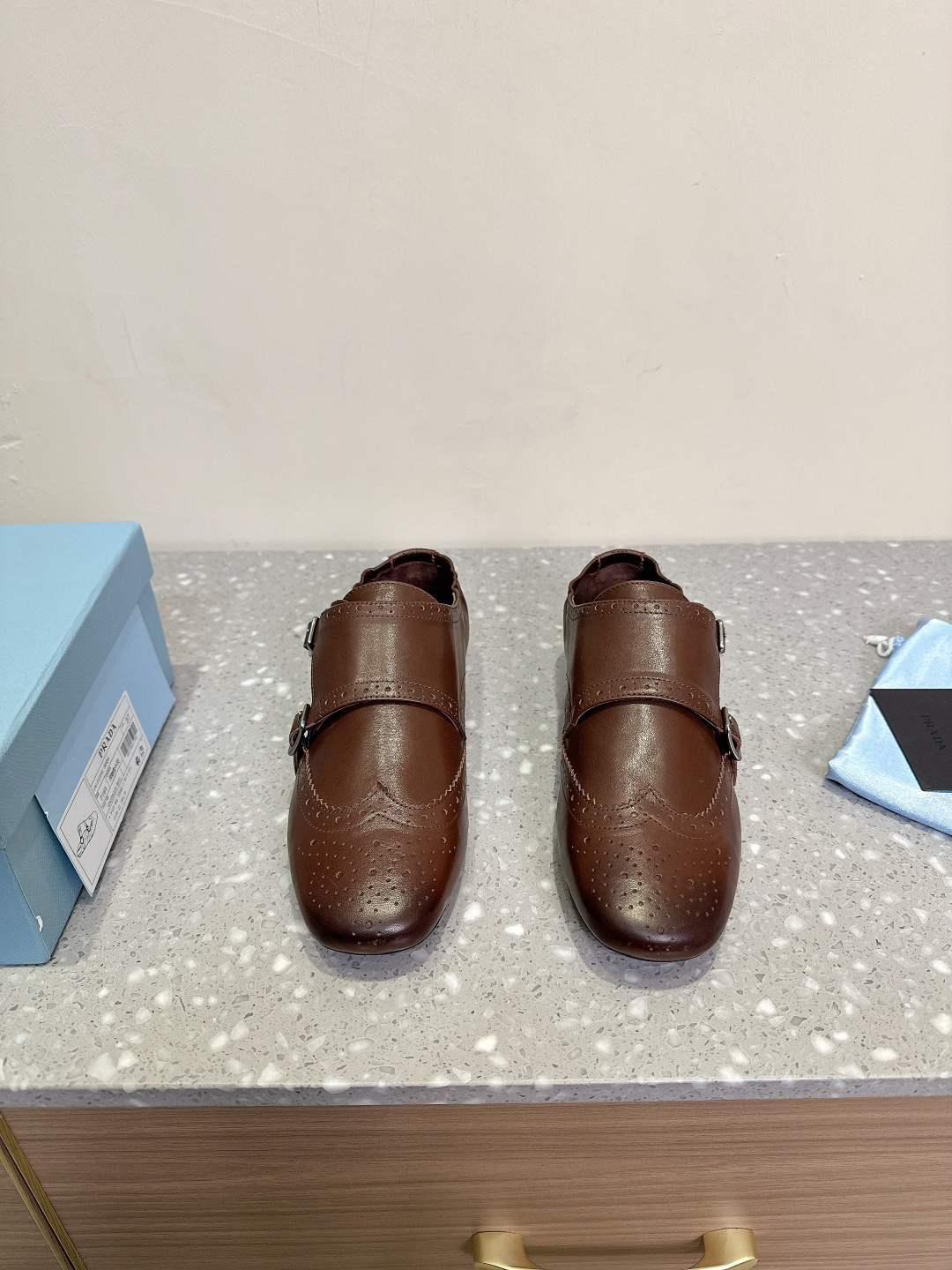 NO:174563,Prada 25ss catwalk style retro half slippers single shoes hit style catwalk style retro fashionable and casual versatile. Fashionable and casual and unique taste. Everyone loves and easily controls it. It will explode every year. It is enough to conquer you, wear it, casual and fashionable. Both are not wrong. Simple and handsome. Imported wax calfskin in the fabric. Inner foot pad sheepskin sole original rubber beef tendon thick sole Size35-41 (41 customization, no return and exchange), semi-trail, prada, prada, slippers, cowhide, sheepskin19860909Prada 普拉达 25ss走秀款 复古 半拖鞋 单鞋爆款 走秀款 复古感时髦满满 随意百搭 时尚休闲 独到味道 人人都爱也轻松驾驭 每年都会爆.足以征服你,穿上它,休闲时髦 两不失误 上脚简单帅气 面料进口蜡感小牛皮 内里垫脚羊皮 鞋底原版橡胶牛筋厚底 Size35-41（41定制不退换),半拖,prada,prada,slippers,cowhide,sheepskin,Women's Shoes