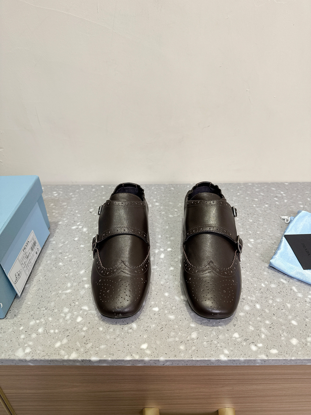 NO:174566,(Dark Coffee) Prada Prada 25ss catwalk style retro half slippers single shoes hit style catwalk style retro fashionable and full of random versatile fashion and casual and unique taste everyone loves and easily controls it. It will explode every year. It is enough to conquer you, wear it, casual and fashionable, both without mistakes, simple and handsome on the feet, imported wax calfskin, inner foot pad sheepskin sole original rubber beef tendon thick sole Size35-41 (41 customization, no return and exchange), semi-trail, prada, prada, slippers, cowhide, sheepskin, original rubbing, rubber beef tendon thick sole Size35-41 (41 customization, no return and exchange), semi-trail, prada, prada, slippers, cowhide, sheepskin19860909（深咖色）Prada 普拉达 25ss走秀款 复古 半拖鞋 单鞋爆款 走秀款 复古感时髦满满 随意百搭 时尚休闲 独到味道 人人都爱也轻松驾驭 每年都会爆.足以征服你,穿上它,休闲时髦 两不失误 上脚简单帅气 面料进口蜡感小牛皮 内里垫脚羊皮 鞋底原版橡胶牛筋厚底 Size35-41（41定制不退换),半拖,prada,prada,slippers,cowhide,sheepskin,Women's Shoes