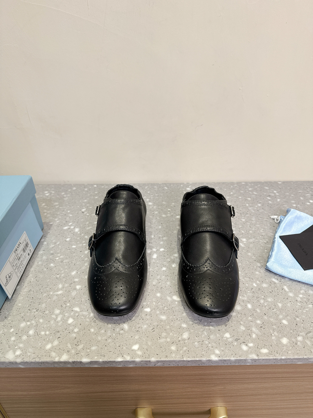 NO:174569,(Black) Prada Prada 25ss catwalk style retro half slippers single shoes hit style catwalk style retro fashionable and full of random and versatile fashion and casual and unique taste everyone loves and easily controls it. It will explode every year. It is enough to conquer you, wear it, casual and fashionable, both without mistakes, simple and handsome on the feet, imported wax calfskin, inner foot pad sheepskin sole original rubber beef tendon thick sole Size35-41 (41 customization, no return and exchange), semi-trail, prada, prada, slippers, cowhide, sheepskin, original rubbing, rubber beef tendon thick sole Size35-41 (41 customization, no return and exchange), semi-travel, prada, prada, slippers, cowhide, sheepskin19860909（黑色）Prada 普拉达 25ss走秀款 复古 半拖鞋 单鞋爆款 走秀款 复古感时髦满满 随意百搭 时尚休闲 独到味道 人人都爱也轻松驾驭 每年都会爆.足以征服你,穿上它,休闲时髦 两不失误 上脚简单帅气 面料进口蜡感小牛皮 内里垫脚羊皮 鞋底原版橡胶牛筋厚底 Size35-41（41定制不退换),半拖,prada,prada,slippers,cowhide,sheepskin,Women's Shoes